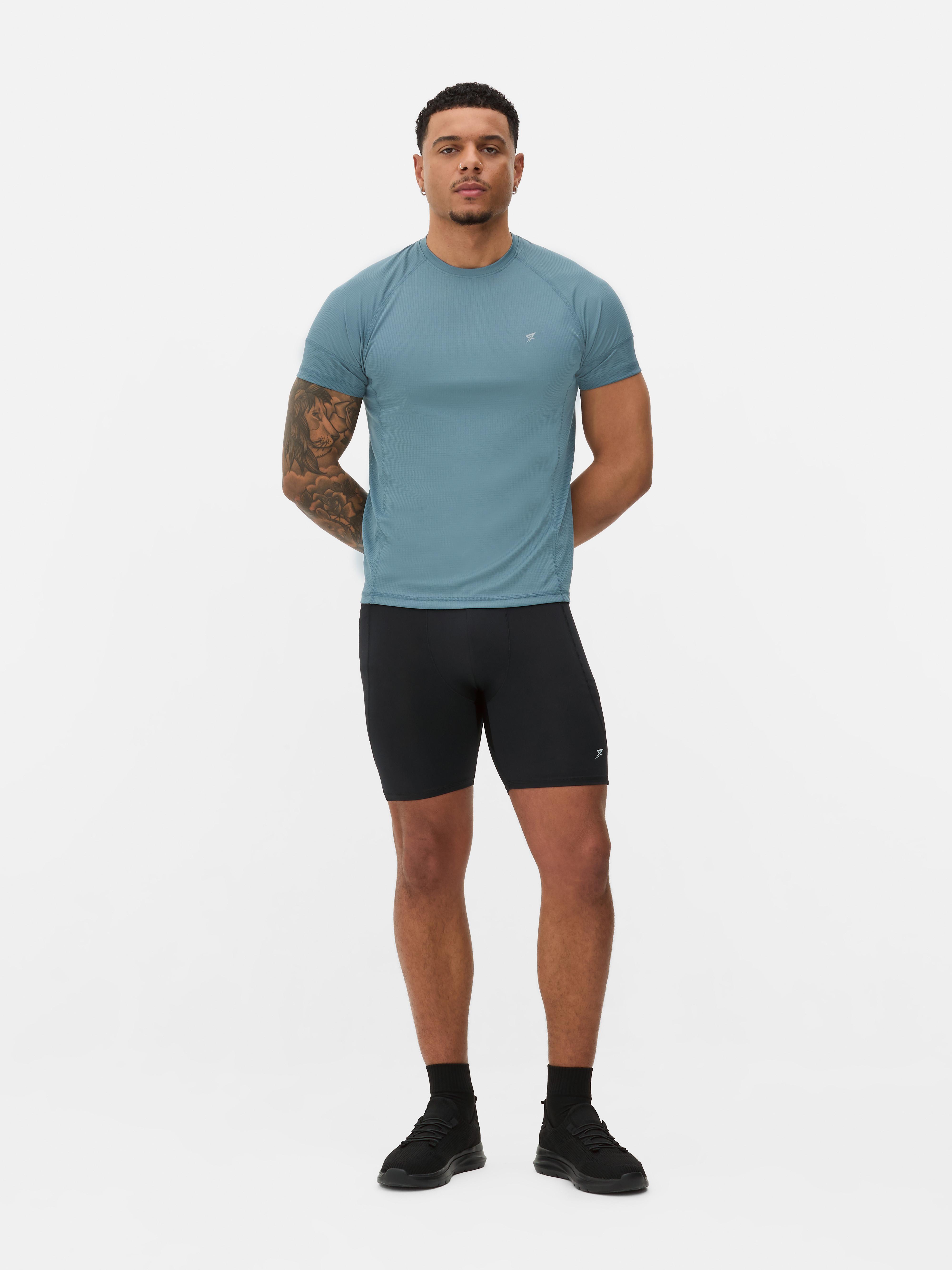 Pantaloni scurți sport elastici. Pantaloni scurți sport cu buzunar lateral și elasticitate suplimentară.