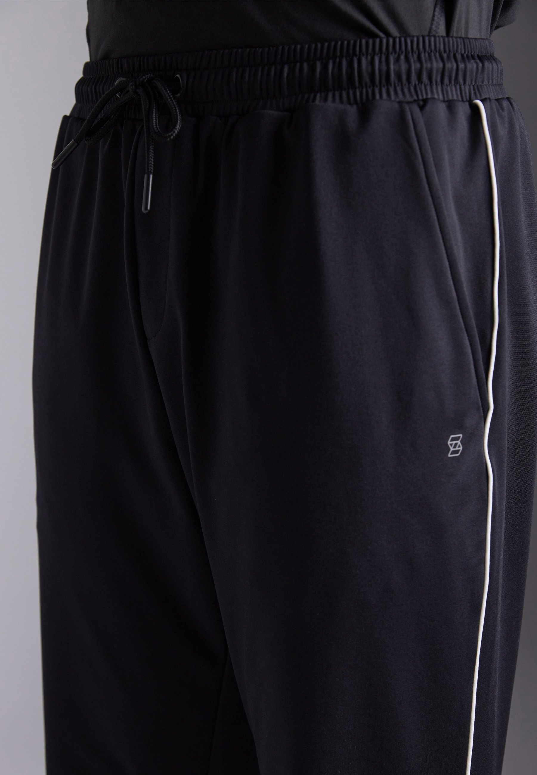 Pier One Sport Trainingsanzug mit Kordelzug in regulärer Passform – Trainingshose – schwarz