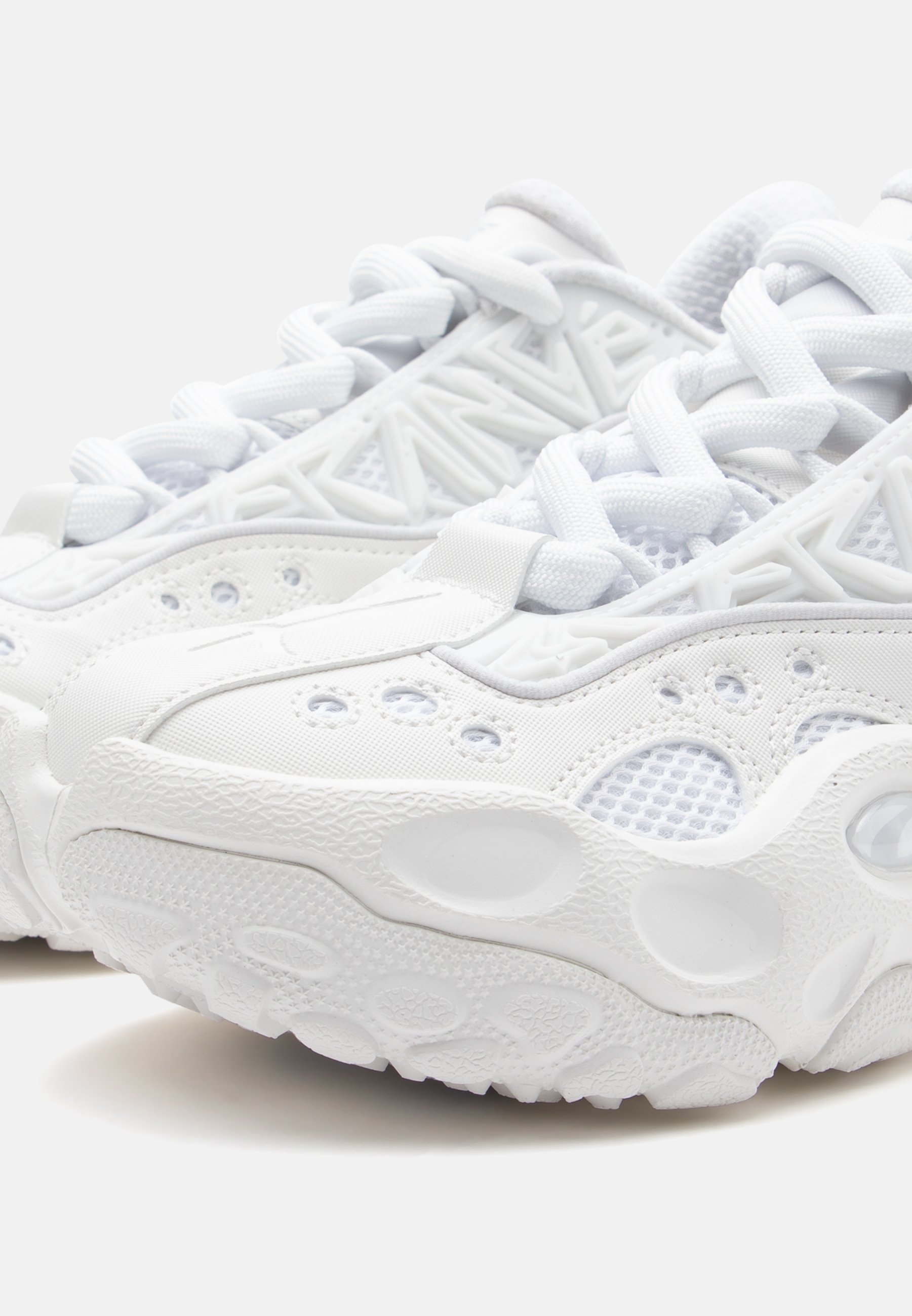 Puma LA FRANCÉ RNNR - Basketballschuhe - weiß leuchtend/silberfarbener Nebel