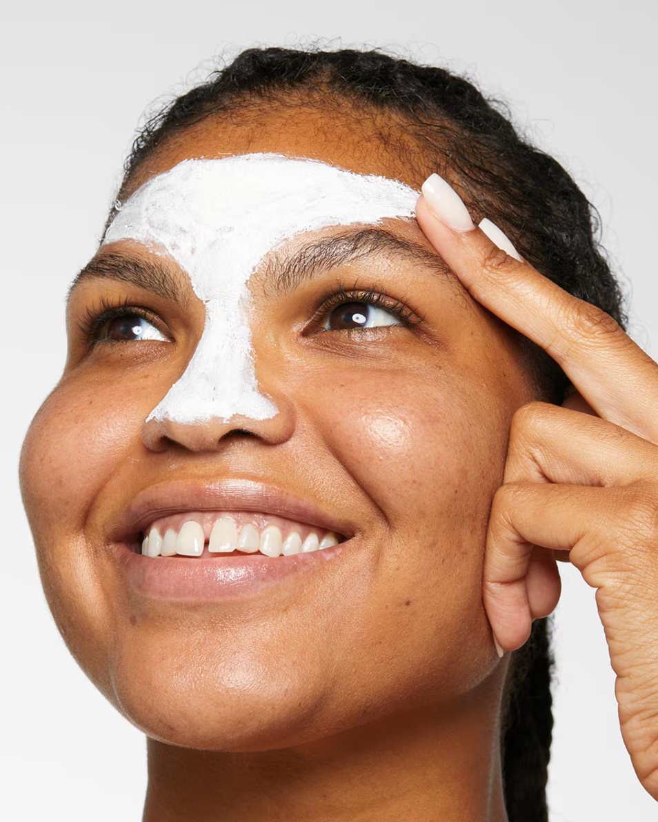 CLINIQUE ANTI-BLEMISH™ EĻĻAS KONTROLES ATTĪROŠĀ MASKA SEJAS MASKA AR MĀLIEM - PRET PINNĒM