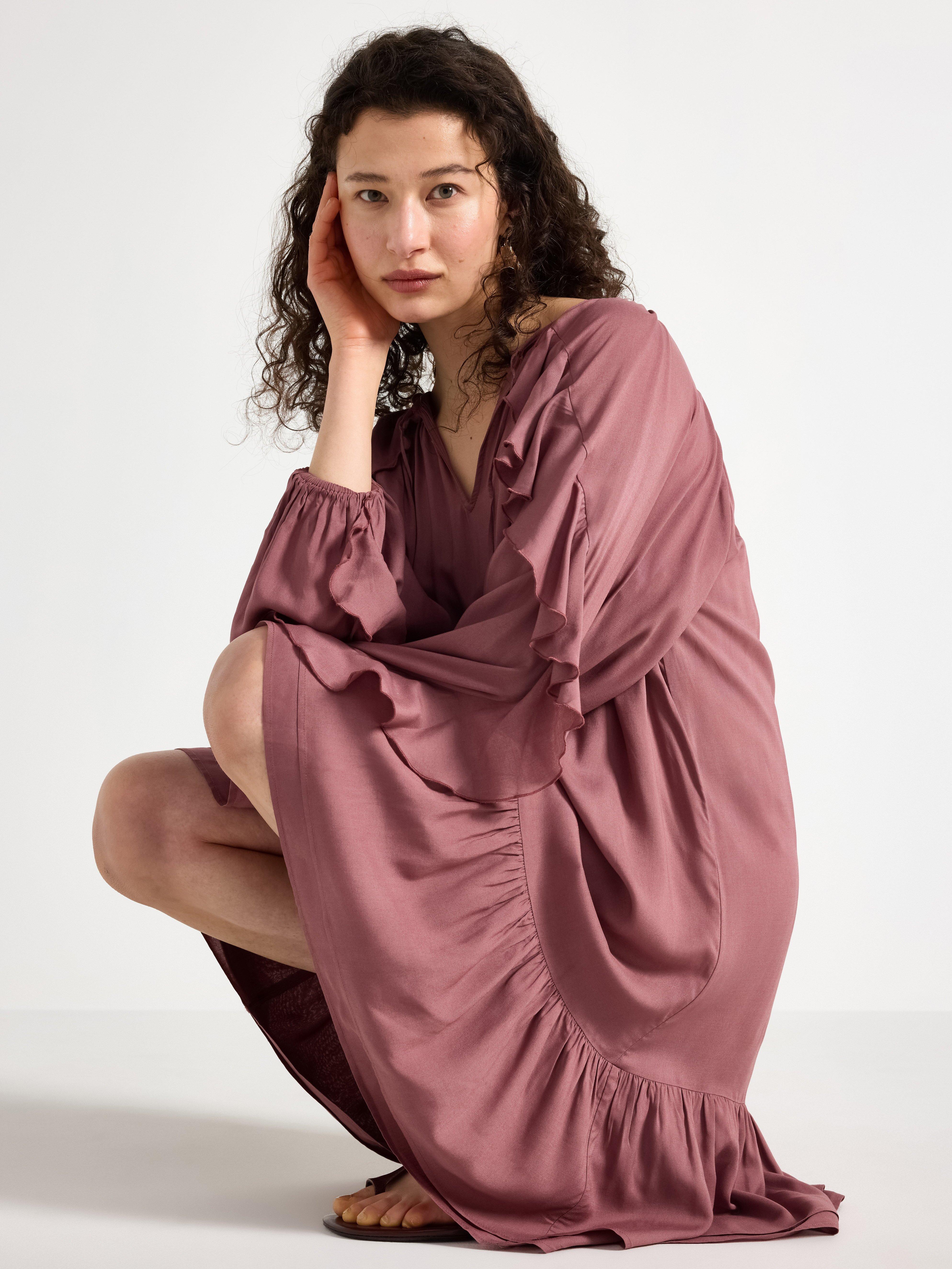 Mini vestido com babados rosa escuro acinzentado