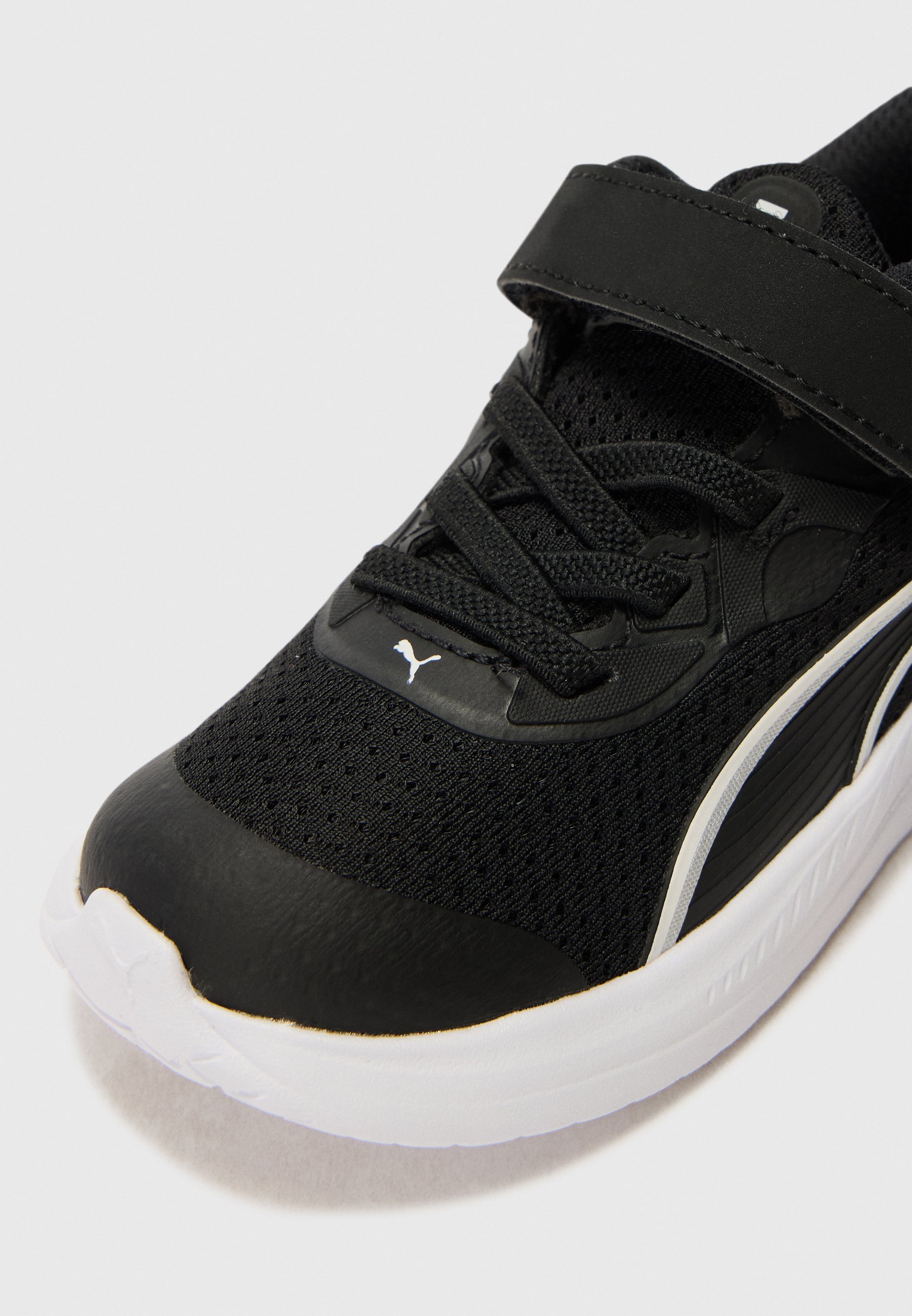 Puma SKYROCKET 2 UNISEX - Hardloopschoenen voor op de weg - zwart/wit/zilverkleurig
