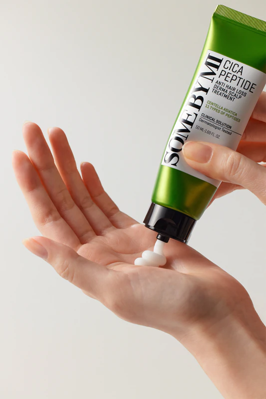 Some By Mi Cica Peptide Derma Scalp Treatment é um condicionador hidratante e calmante que combate a queda de cabelo.