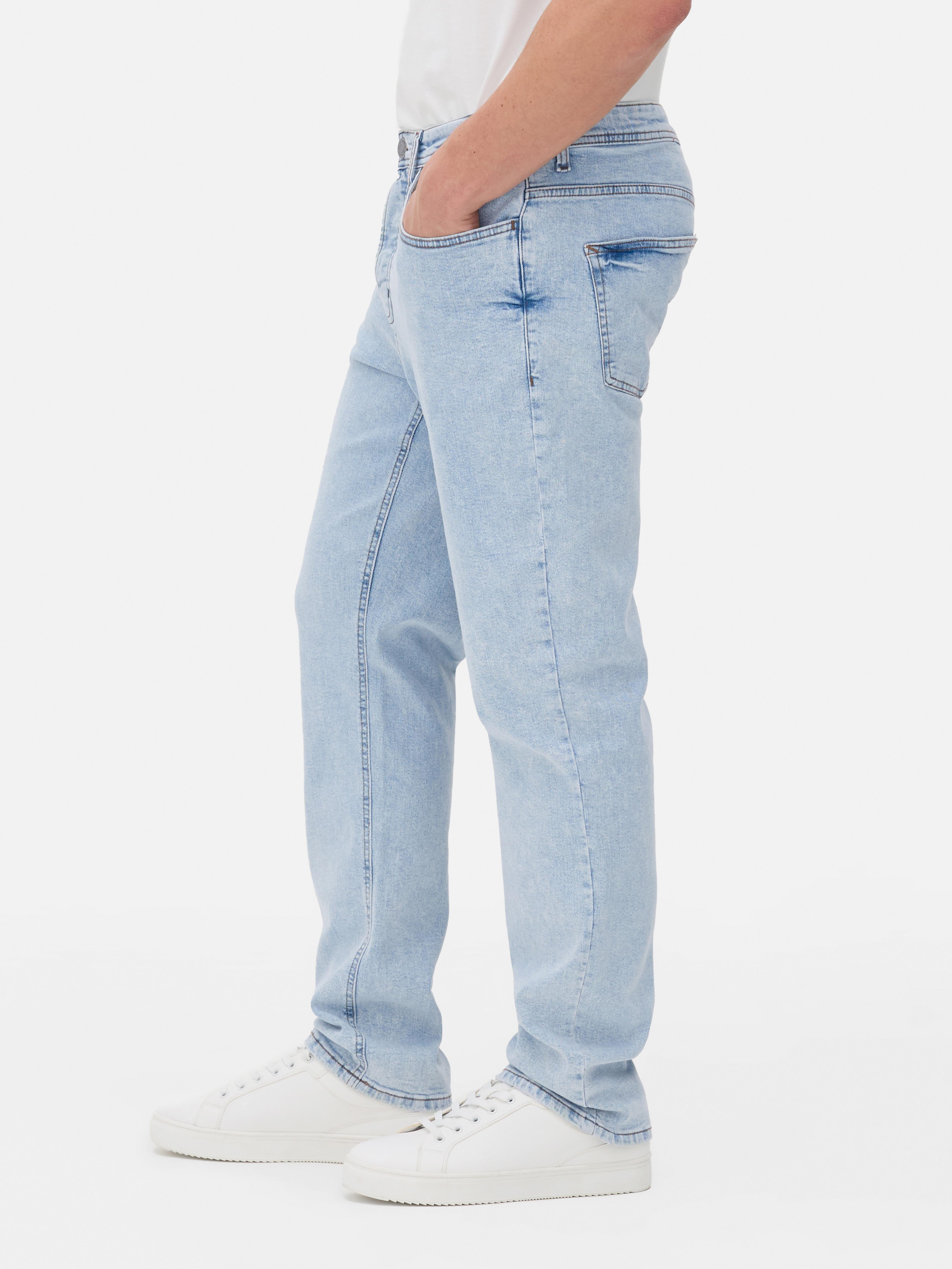 Gerade geschnittene Stretch-Jeans mit verdecktem Reißverschluss und fünf Taschen.