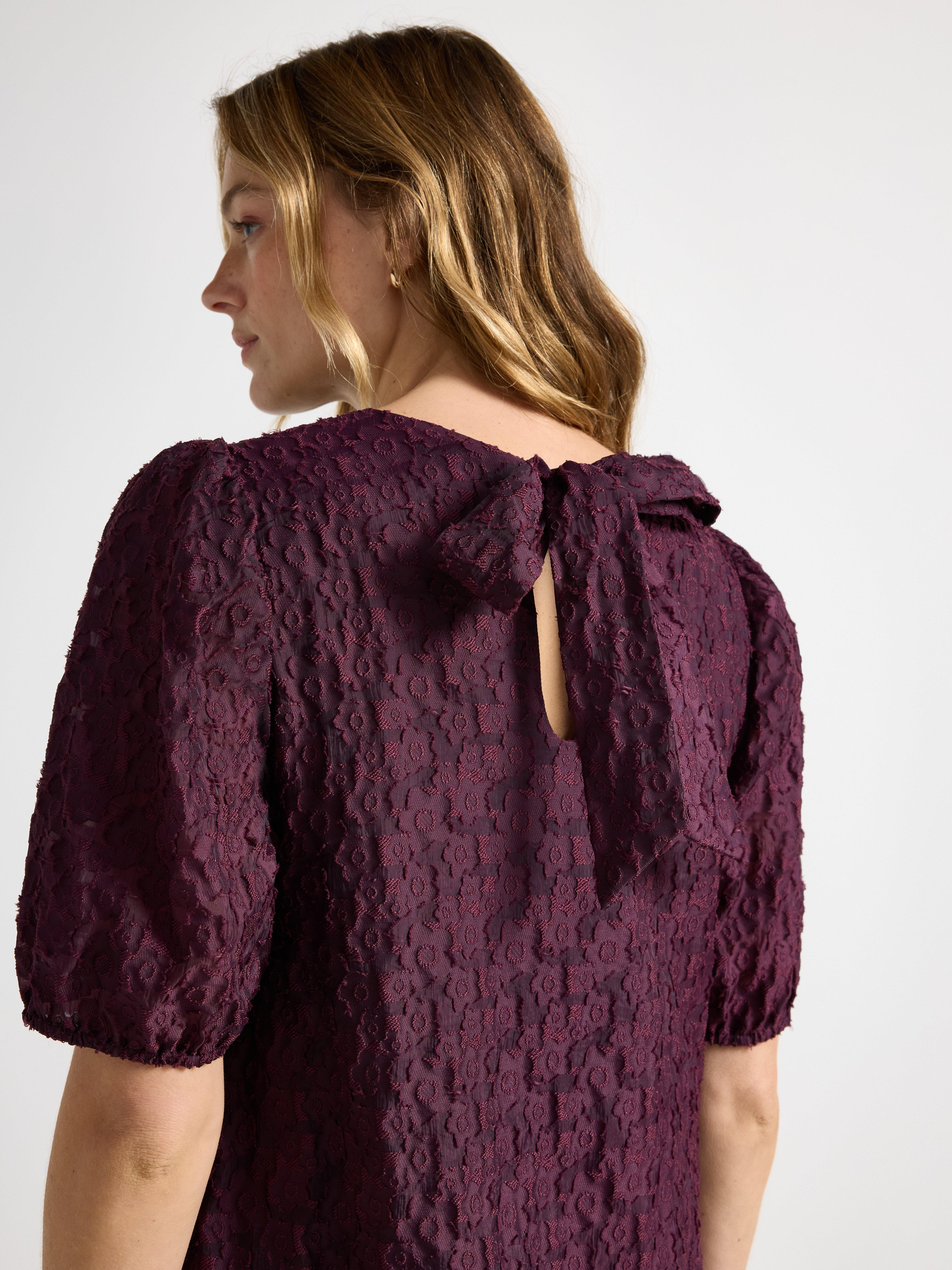 Minivestido con flores color lila oscuro empolvado