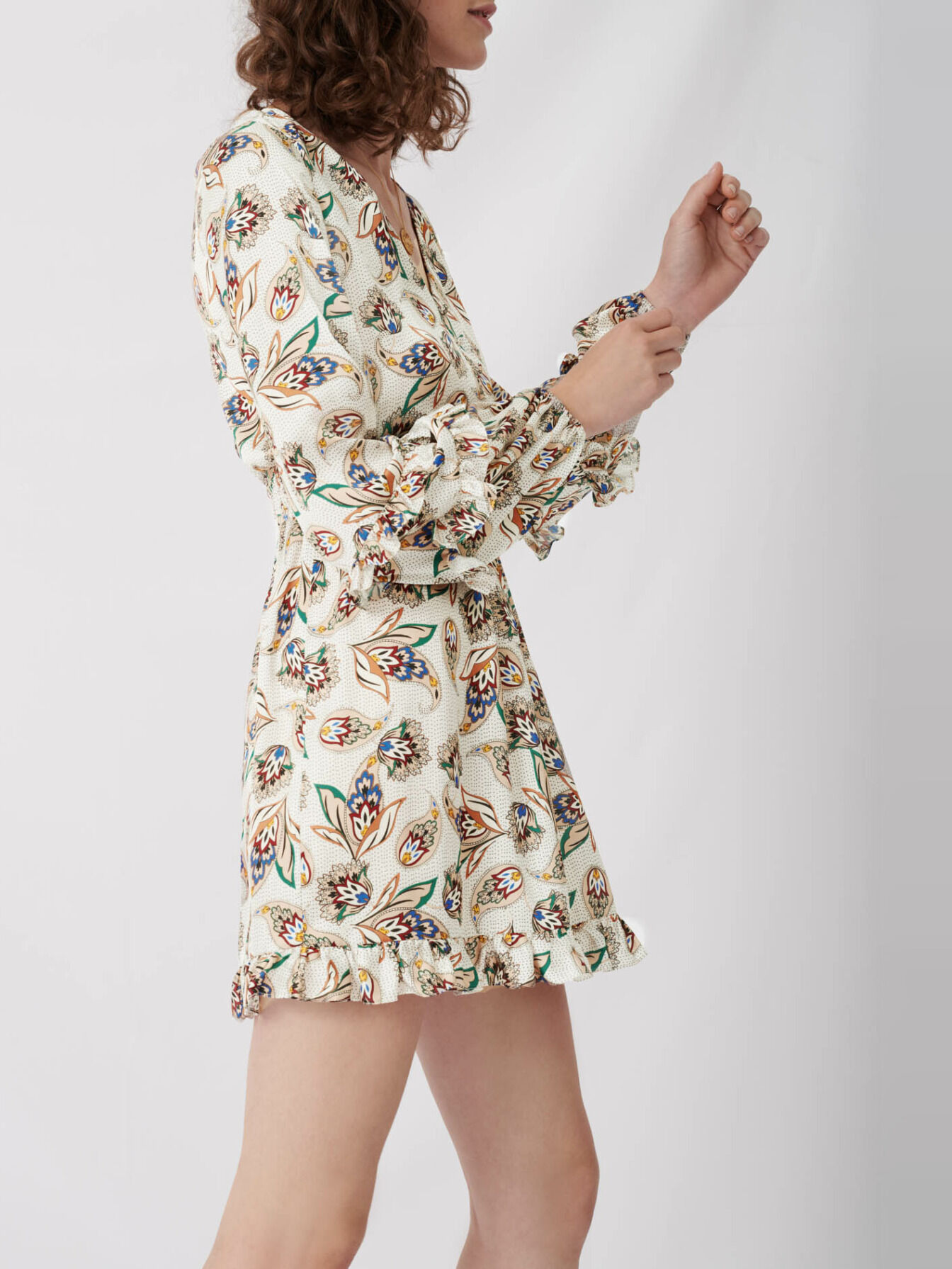 Rochie ecru cu volane din satin și imprimeu paisley