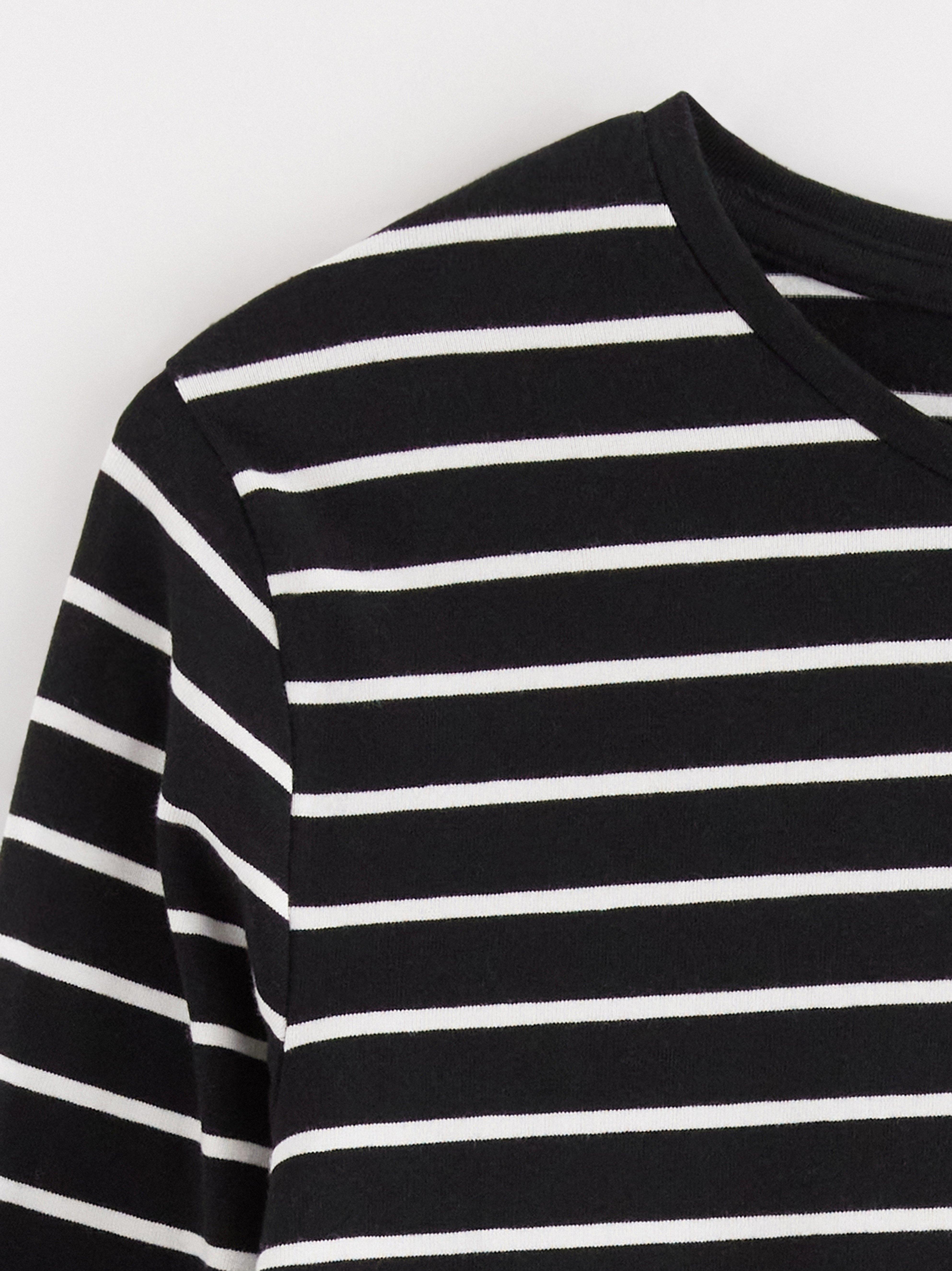 Schwarzes Langarmshirt