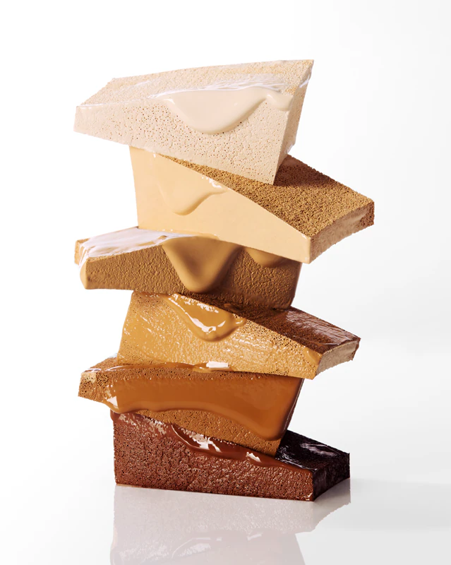 TIRTIR Mask Fit Red Foundation is een verhelderende, hydraterende vloeibare foundation.