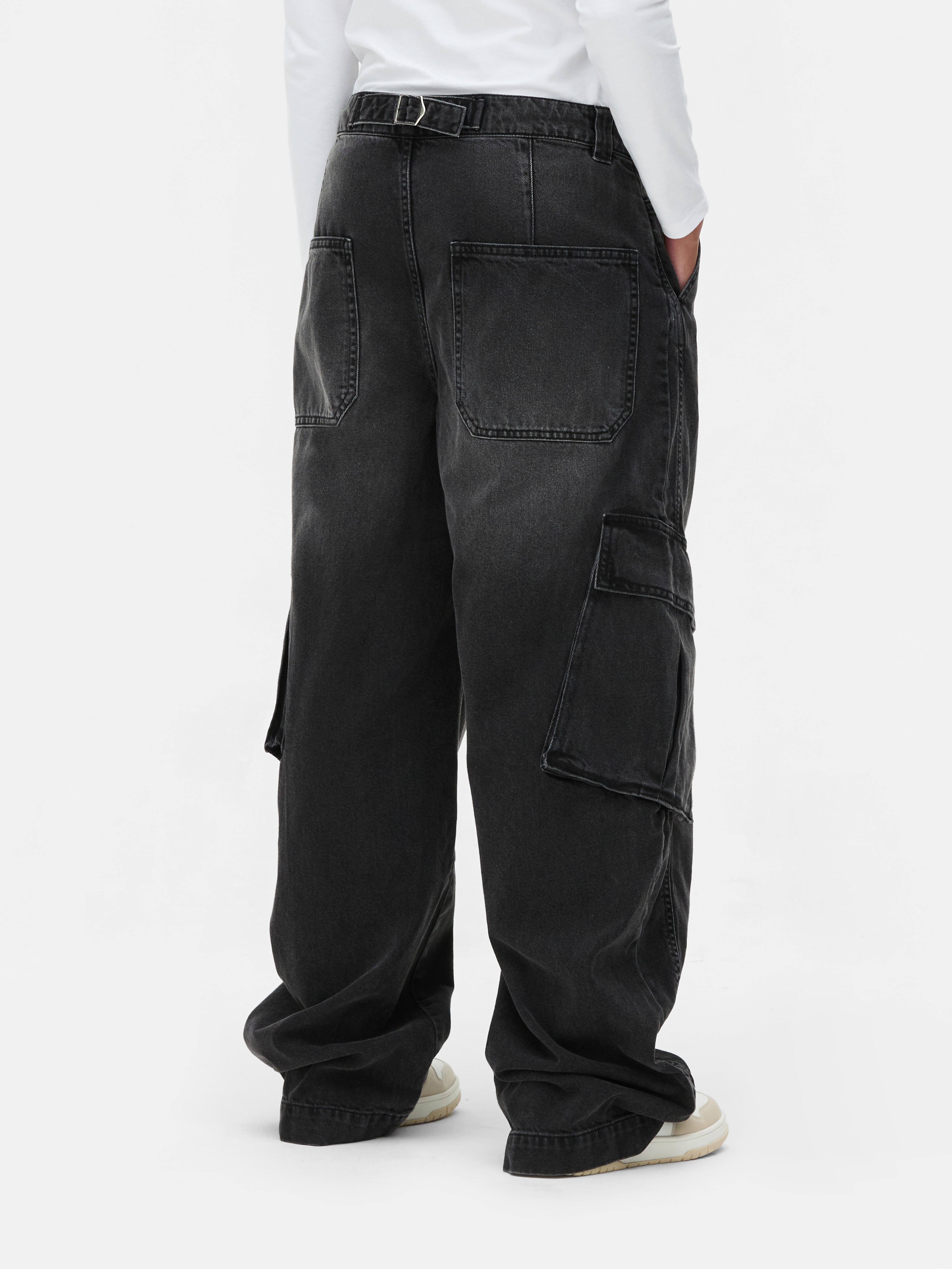 Weit geschnittene Cargo-Jeans. Eine funktionelle Jeans mit weitem Bein und großen Cargotaschen.
