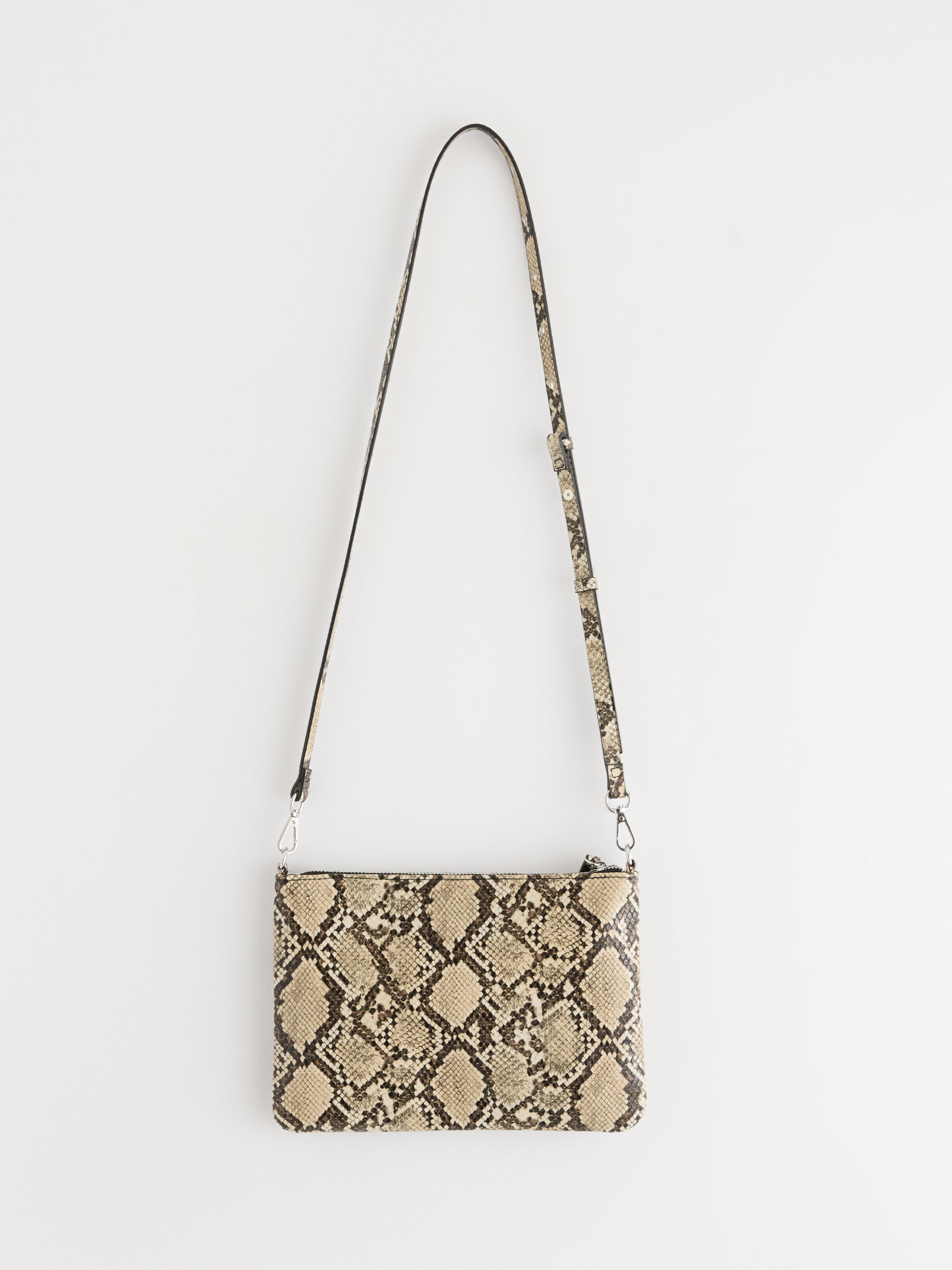 Bolso de piel sintética color beige claro.