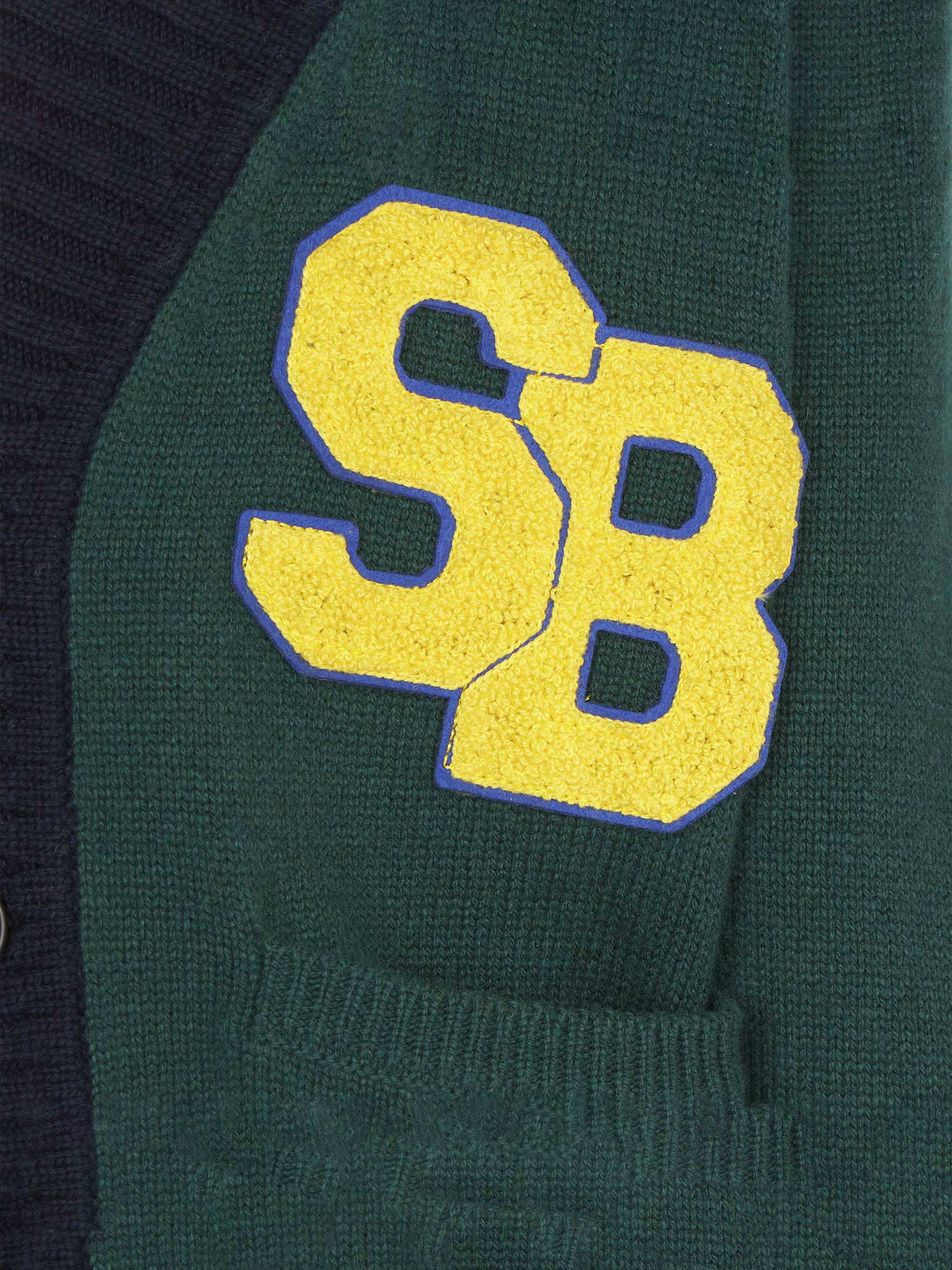 Gebreid vest met patches en borduurwerk van St. Barth College