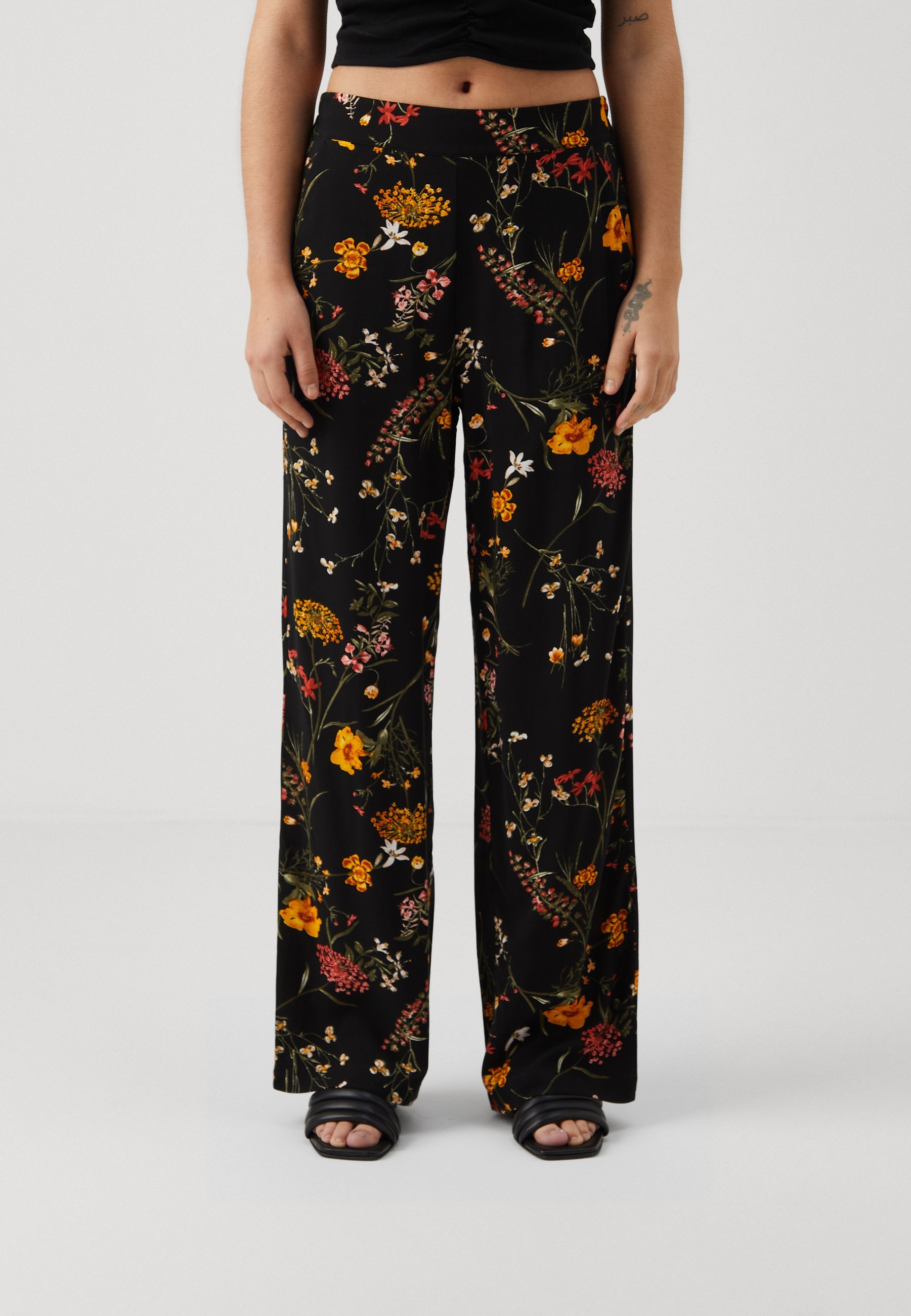 Vero Moda Petite VMEASY WIDE PANTS LEO PRINT - Broek - zwart
