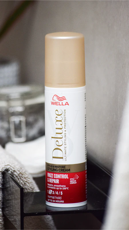 creme de pentear Wella Deluxe Style & Restore suaviza e regenera os cabelos danificados.