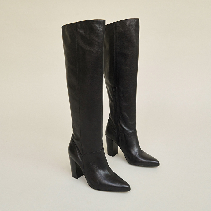 Bottes hautes à talons et bouts pointus  en cuir noir