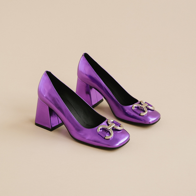 Escarpins à boucles argentées  en cuir metallisé violet
