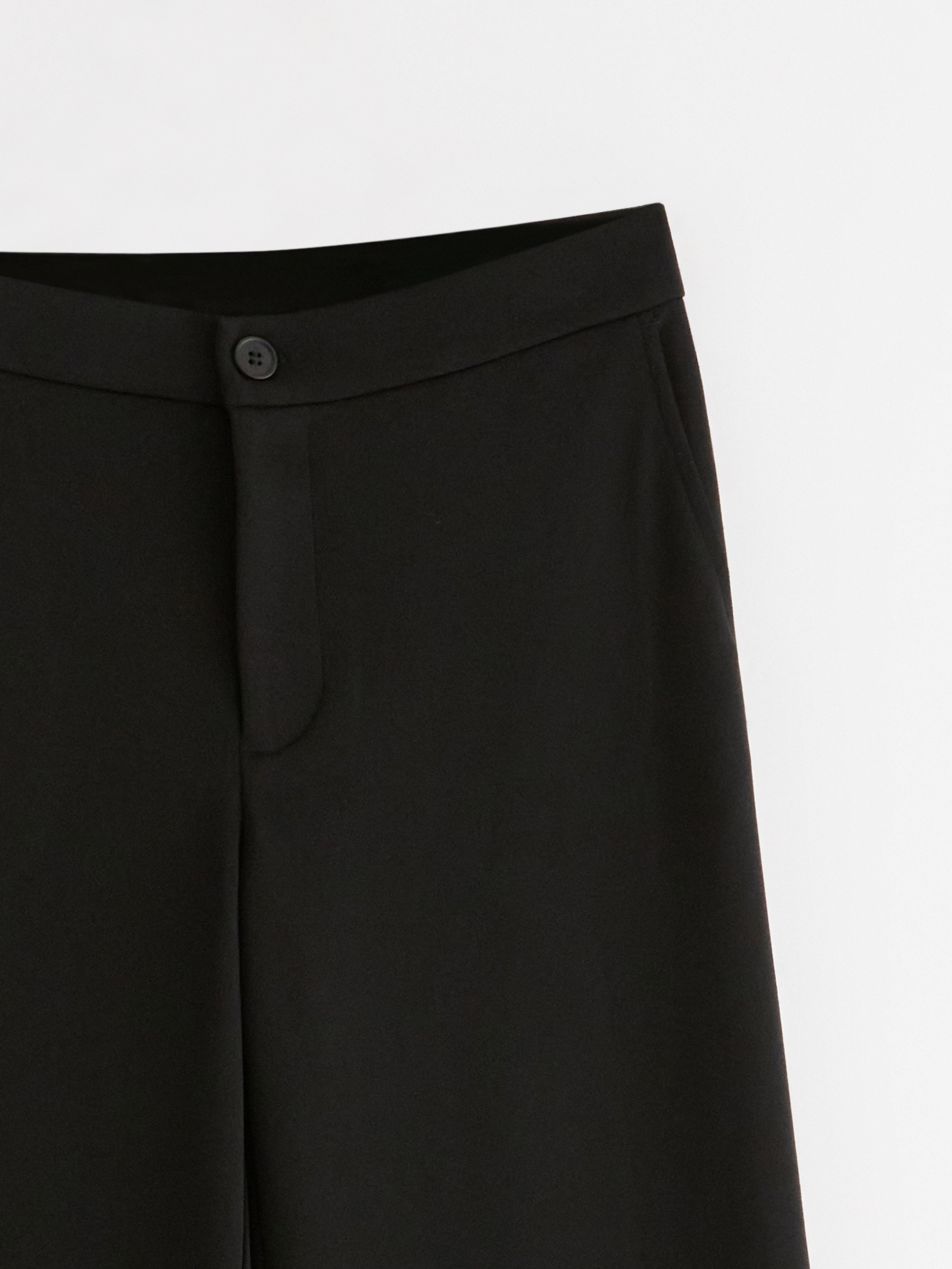Pantalones anchos de punto con perneras extralargas, color negro.