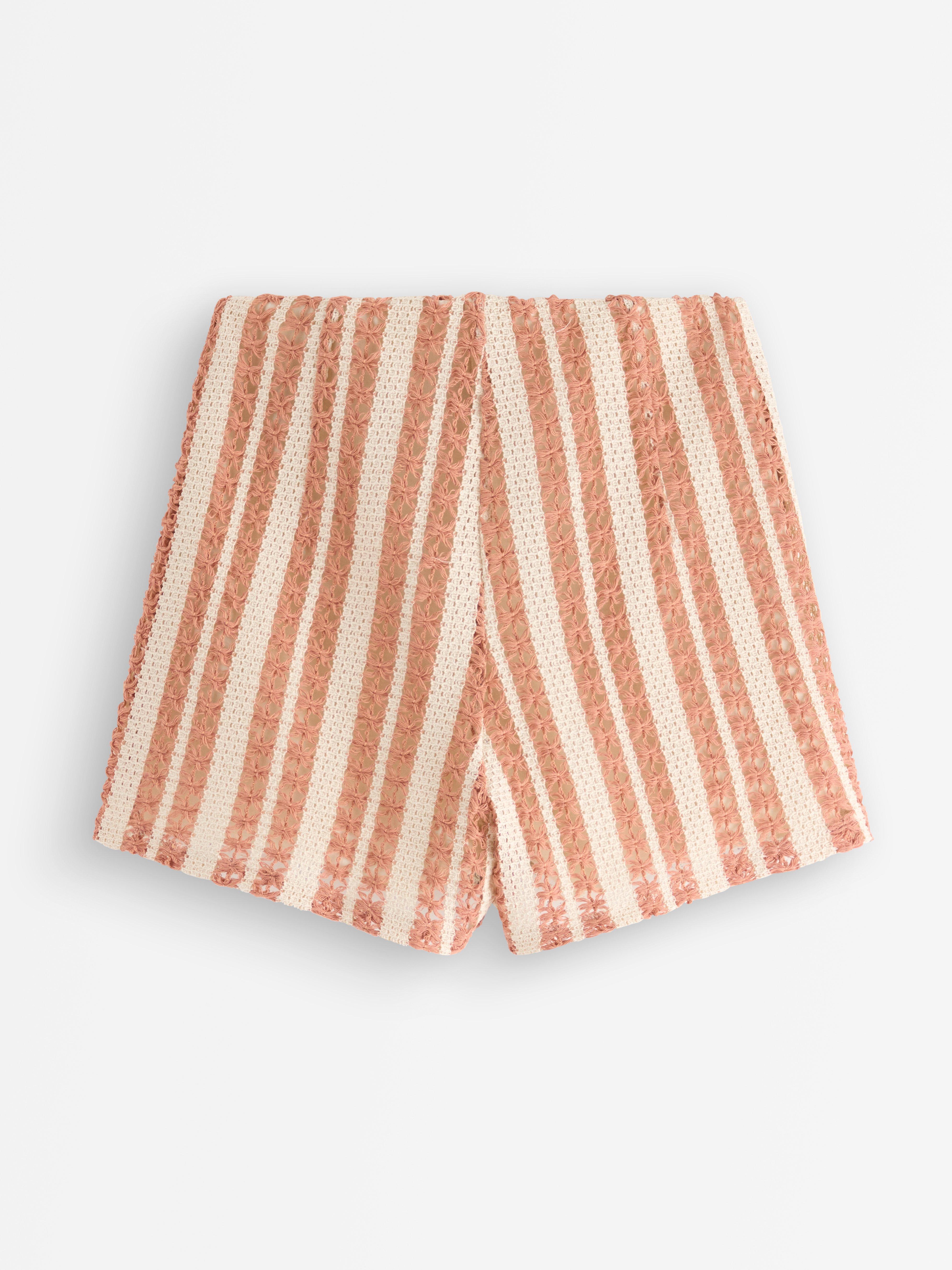 Pantalones cortos con aspecto de ganchillo color beige