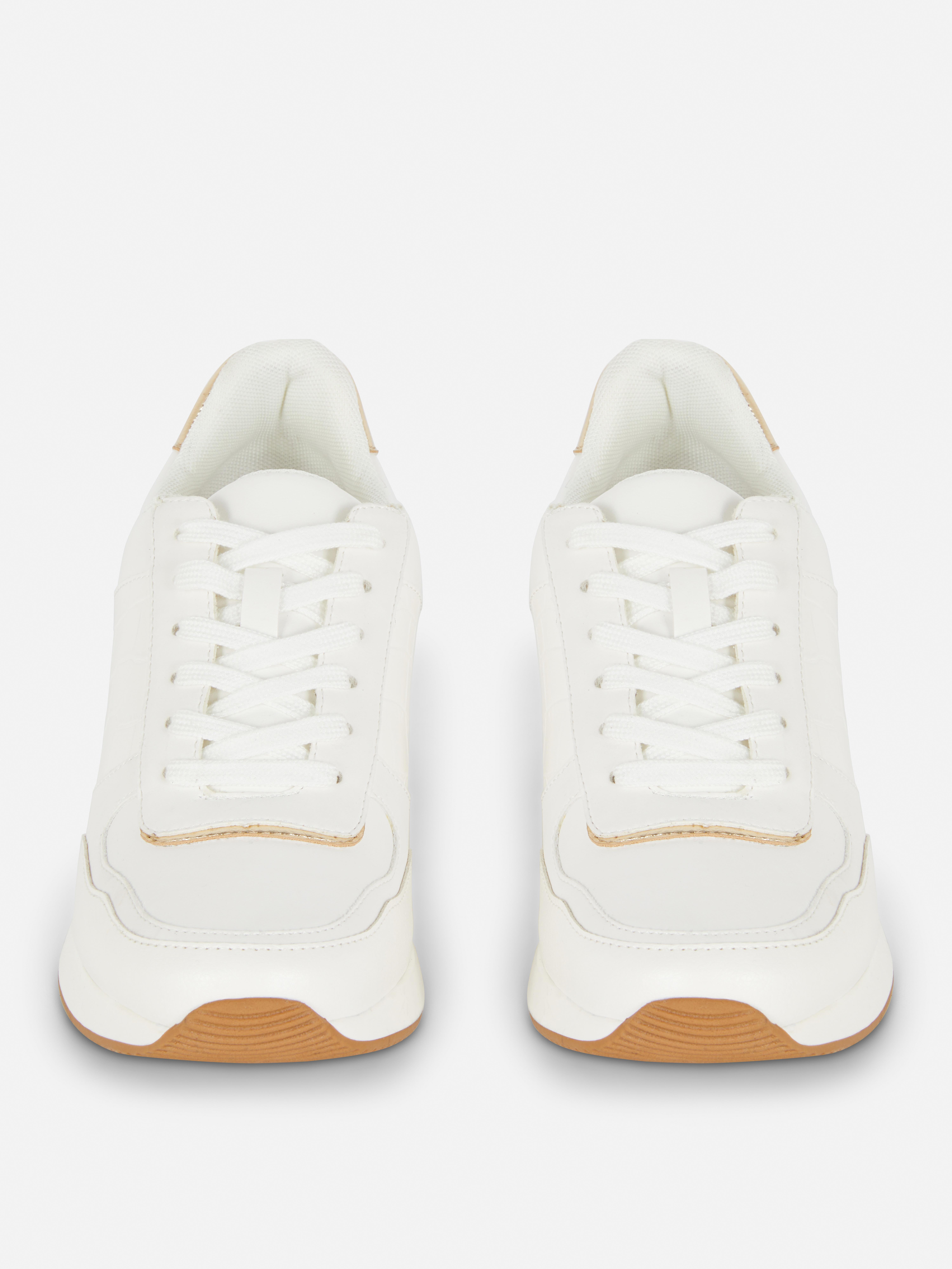 Snøresneakers med kilehæl Disse snøresneakersene med kilehæl gjør et inntrykk fra alle vinkler