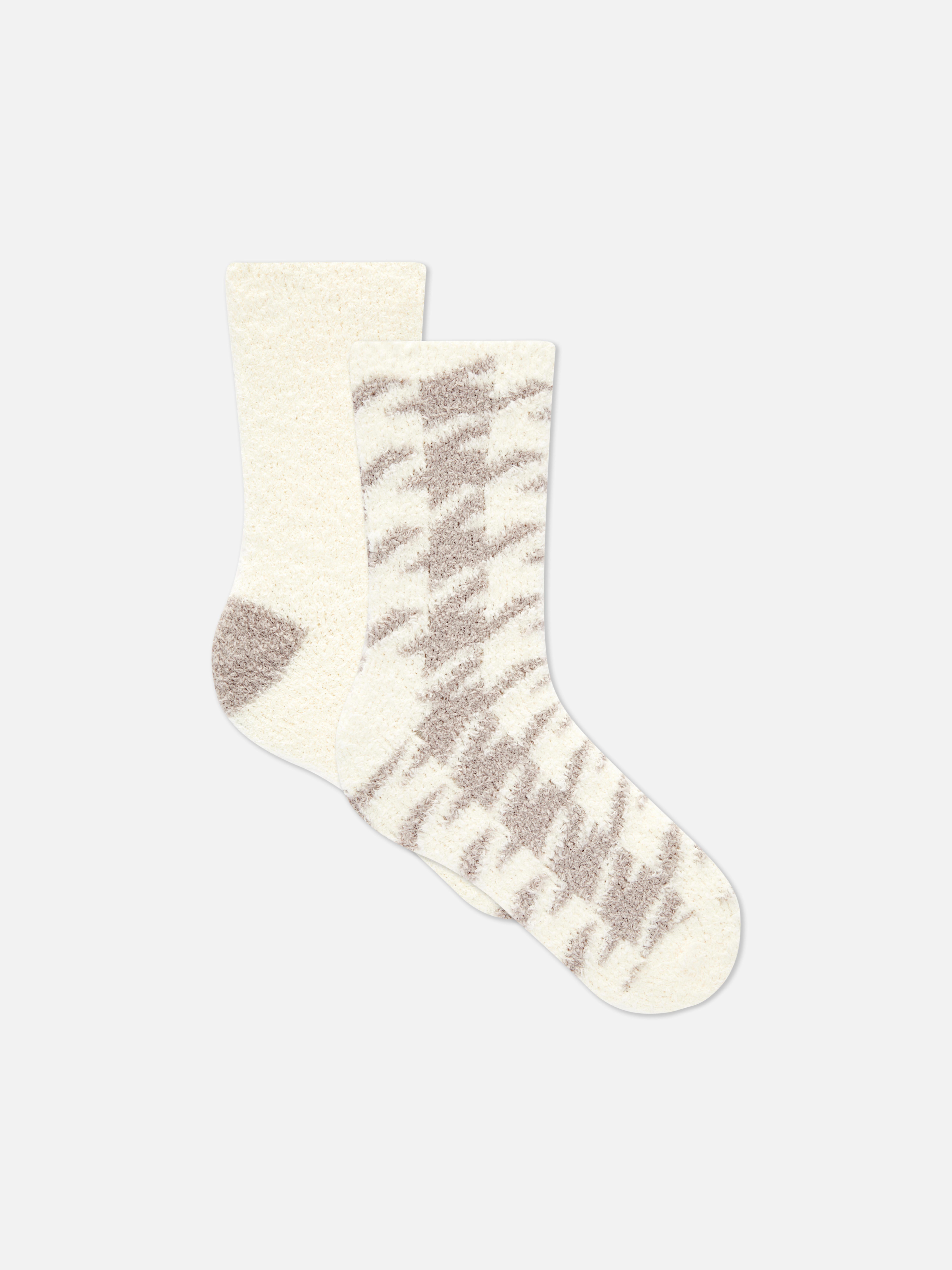 Warme, gemusterte Socken, 2 Paar. Diese flauschigen Socken reichen bis zur Mitte der Wade und sind perfekt zum Entspannen zu Hause.