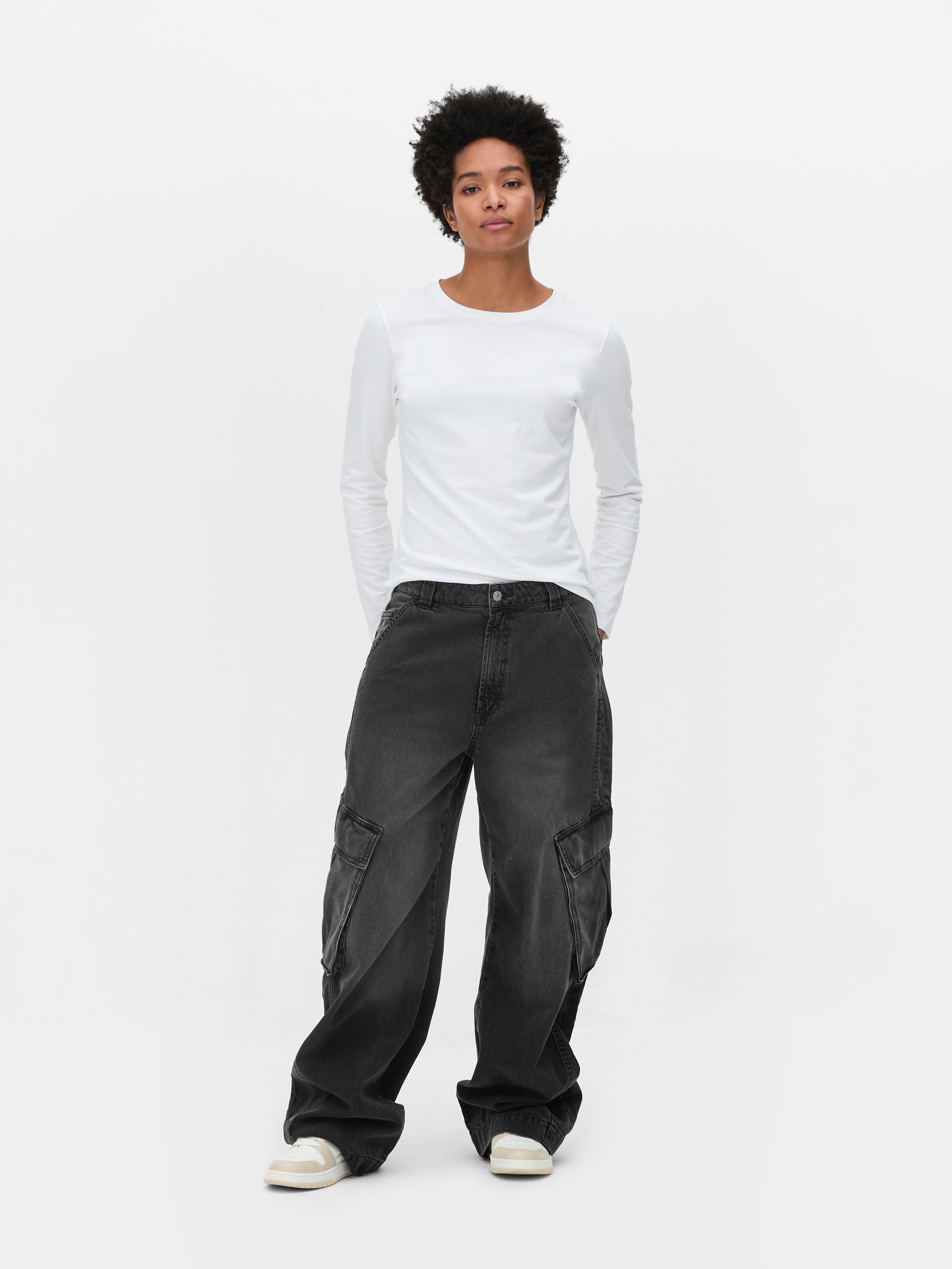 Weit geschnittene Cargo-Jeans. Eine funktionelle Jeans mit weitem Bein und großen Cargotaschen.