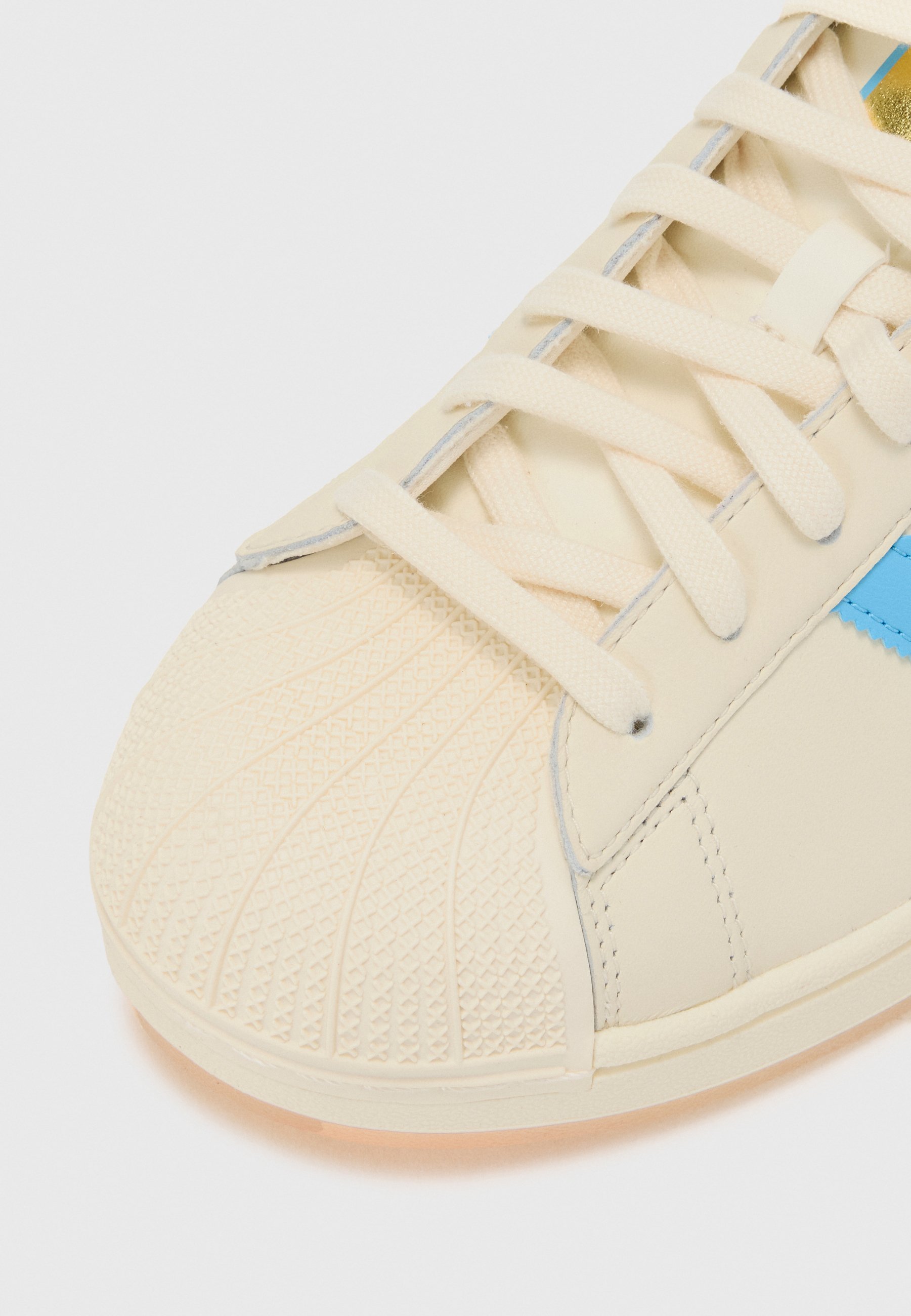 adidas Originals SUPERSTAR MESSI UNISEX - Zaalvoetbalschoenen - crèmewit/lichtblauw/goudkleurig