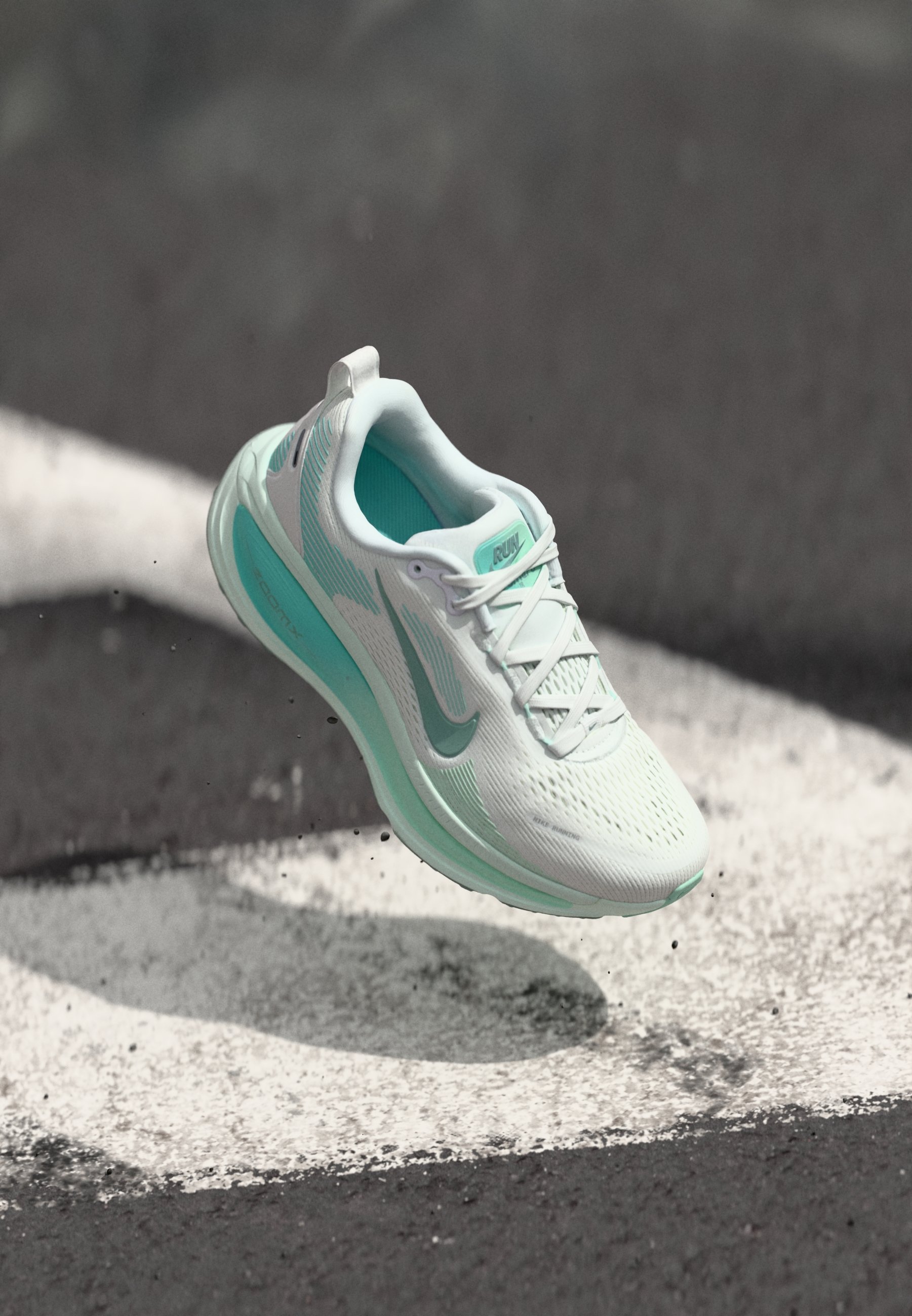 Nike Performance VOMERO 18 - Běžecké boty na silnici - white/cannon/bleed turquoise/mint foam/barely green