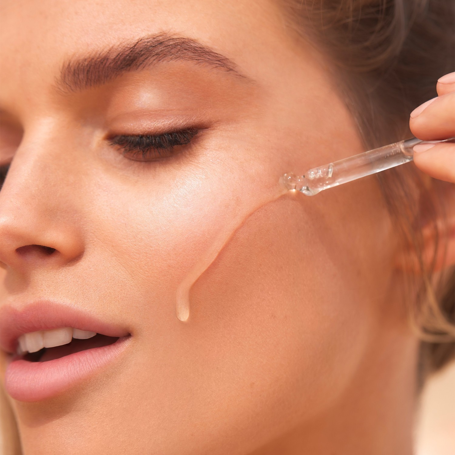 Drėkinamasis serumas „Sand & Sky“ su Tasmanijos šaltinio vandeniu – 30 ml