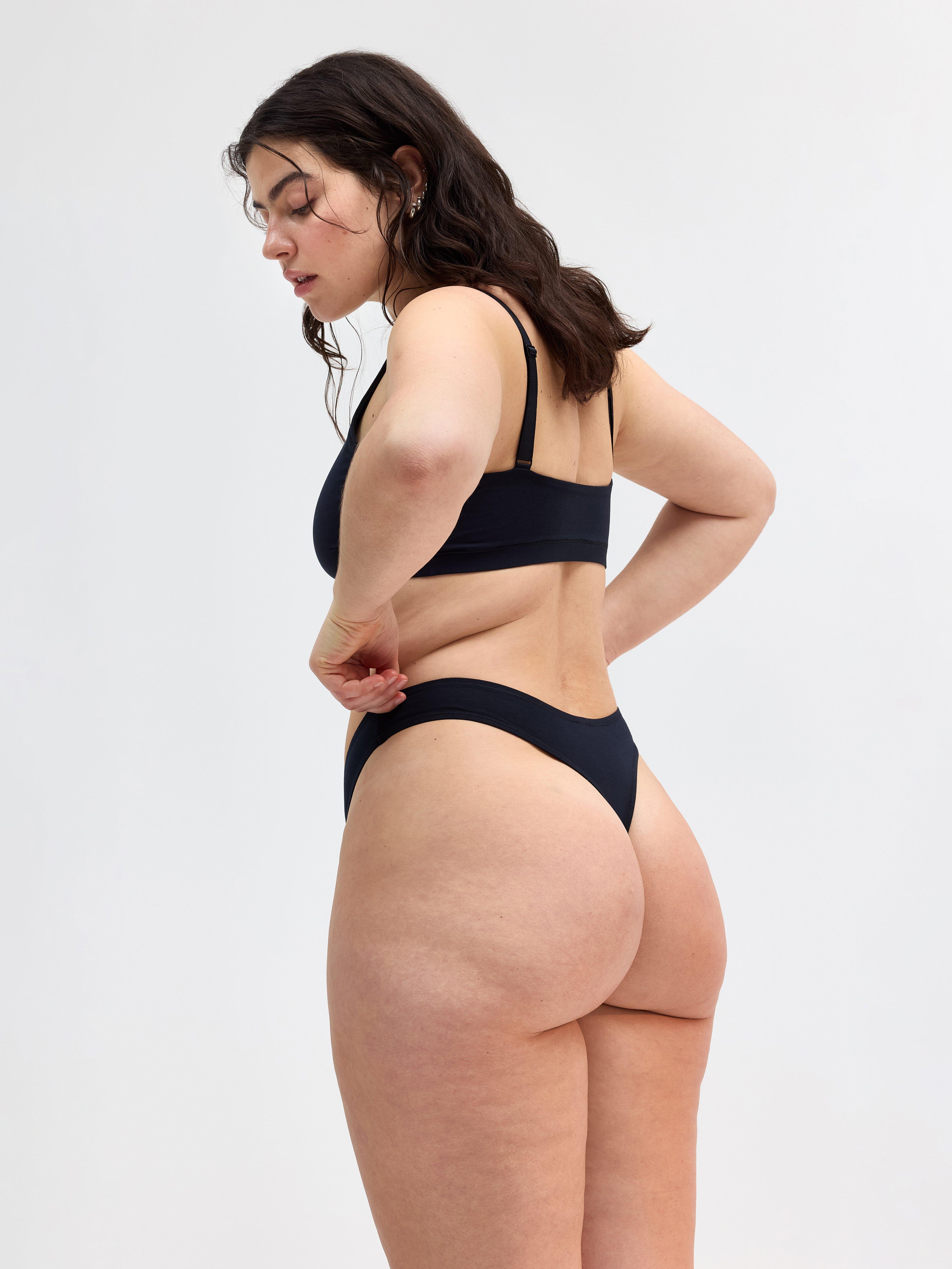 Menstrosa med lätt absorption – stringtrosa – Female Engineering Black