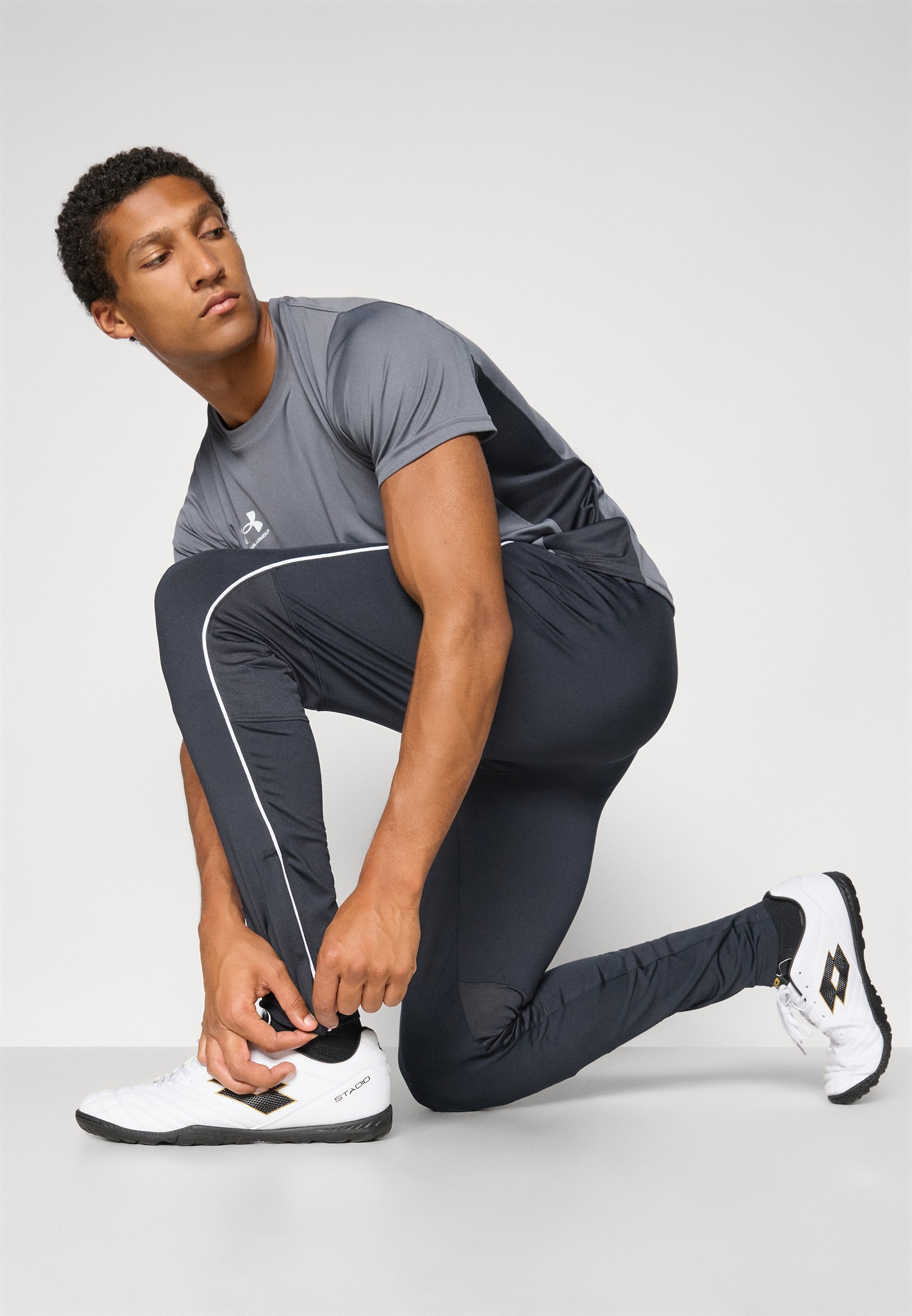 Pantaloni da tuta Under Armour CHALLENGER TRAINING - nero/bianco