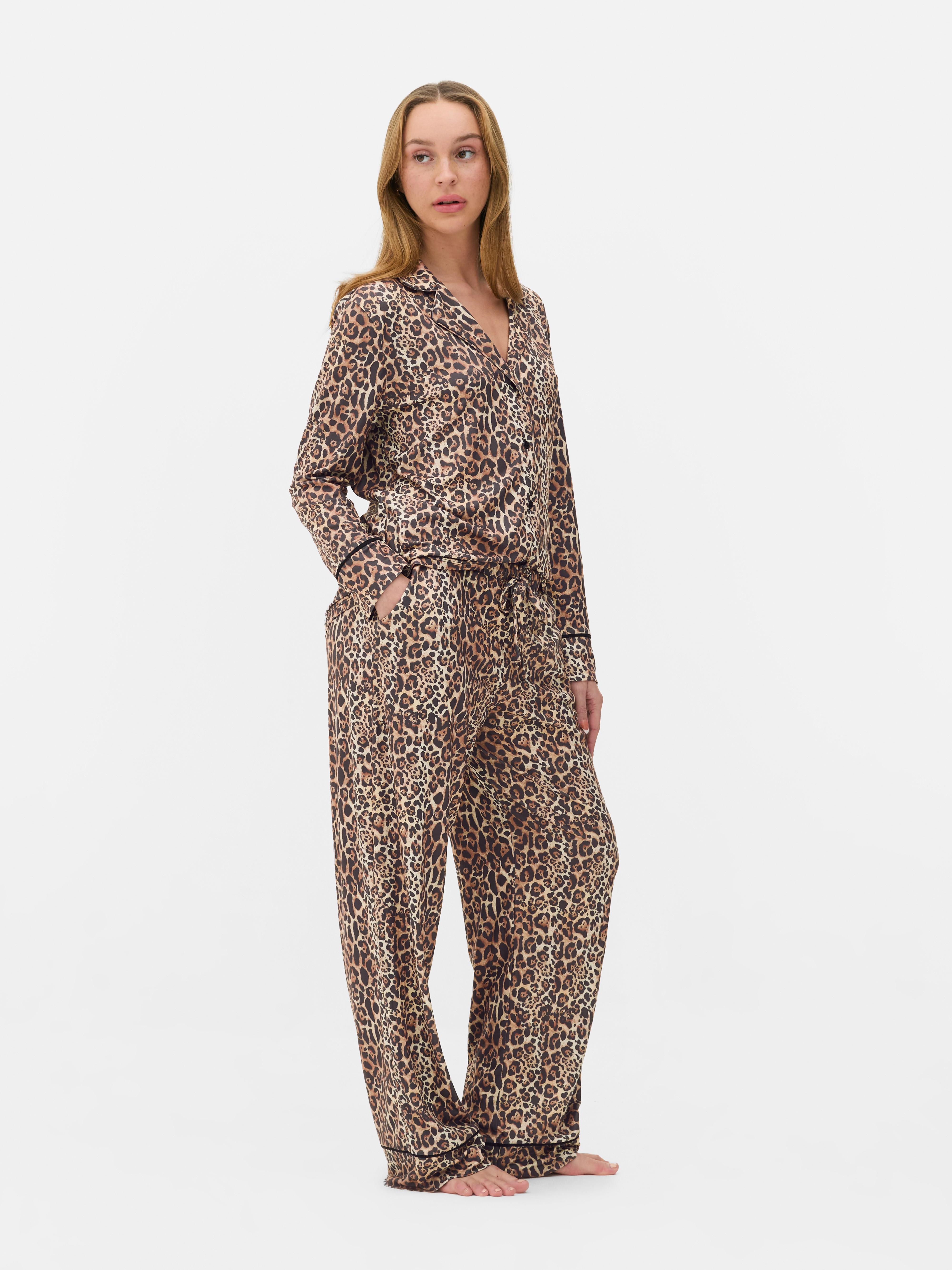 Pyjamahose mit Leopardenmuster. Weit geschnittene Pyjamahose mit Leopardenmotiv.