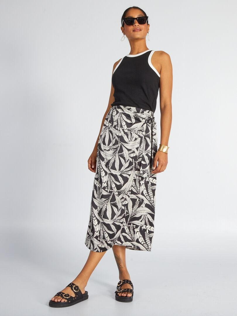 Saia midi com corte envelope - PRETA