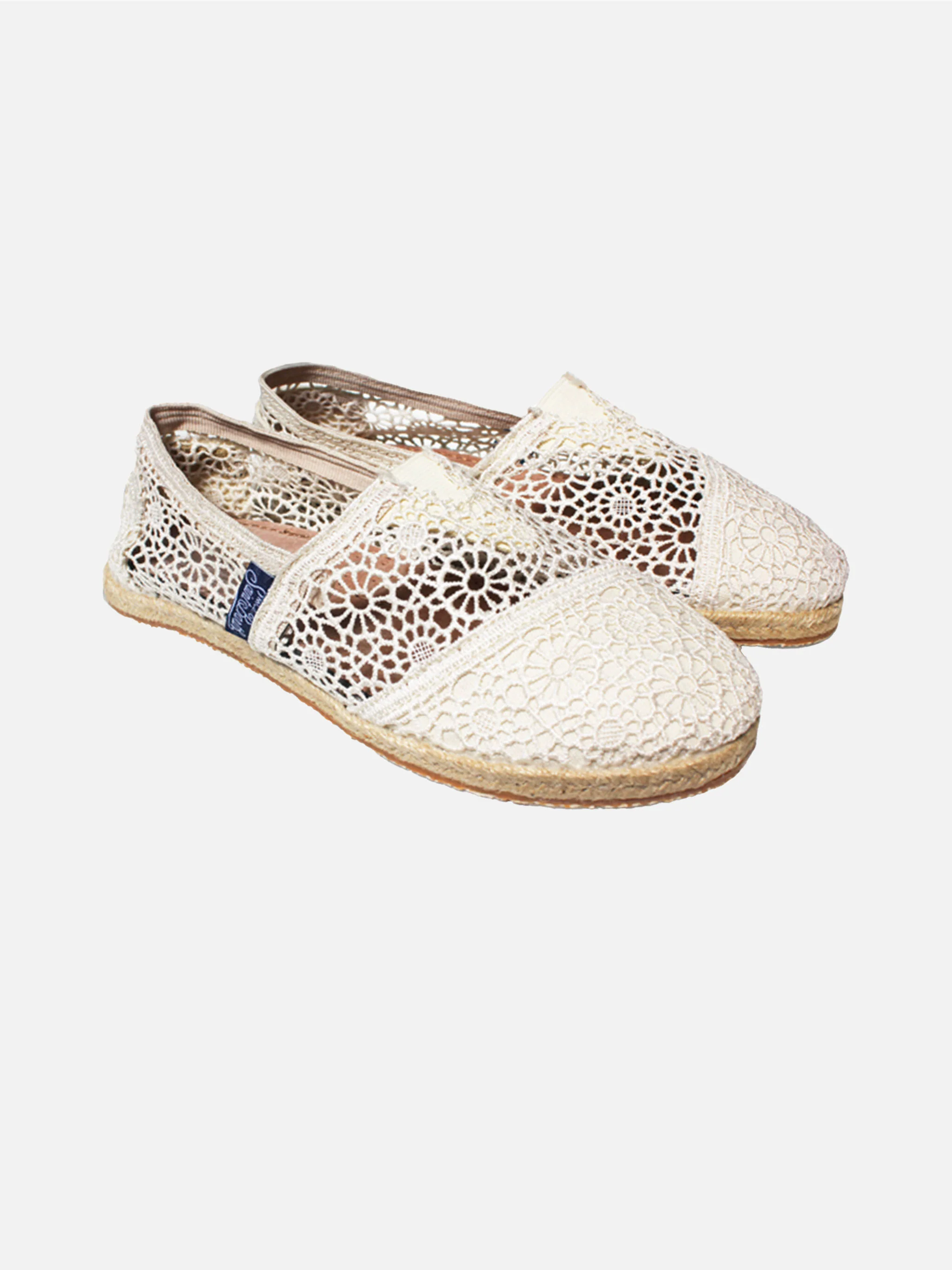 Vuile witte macramé-espadrilles