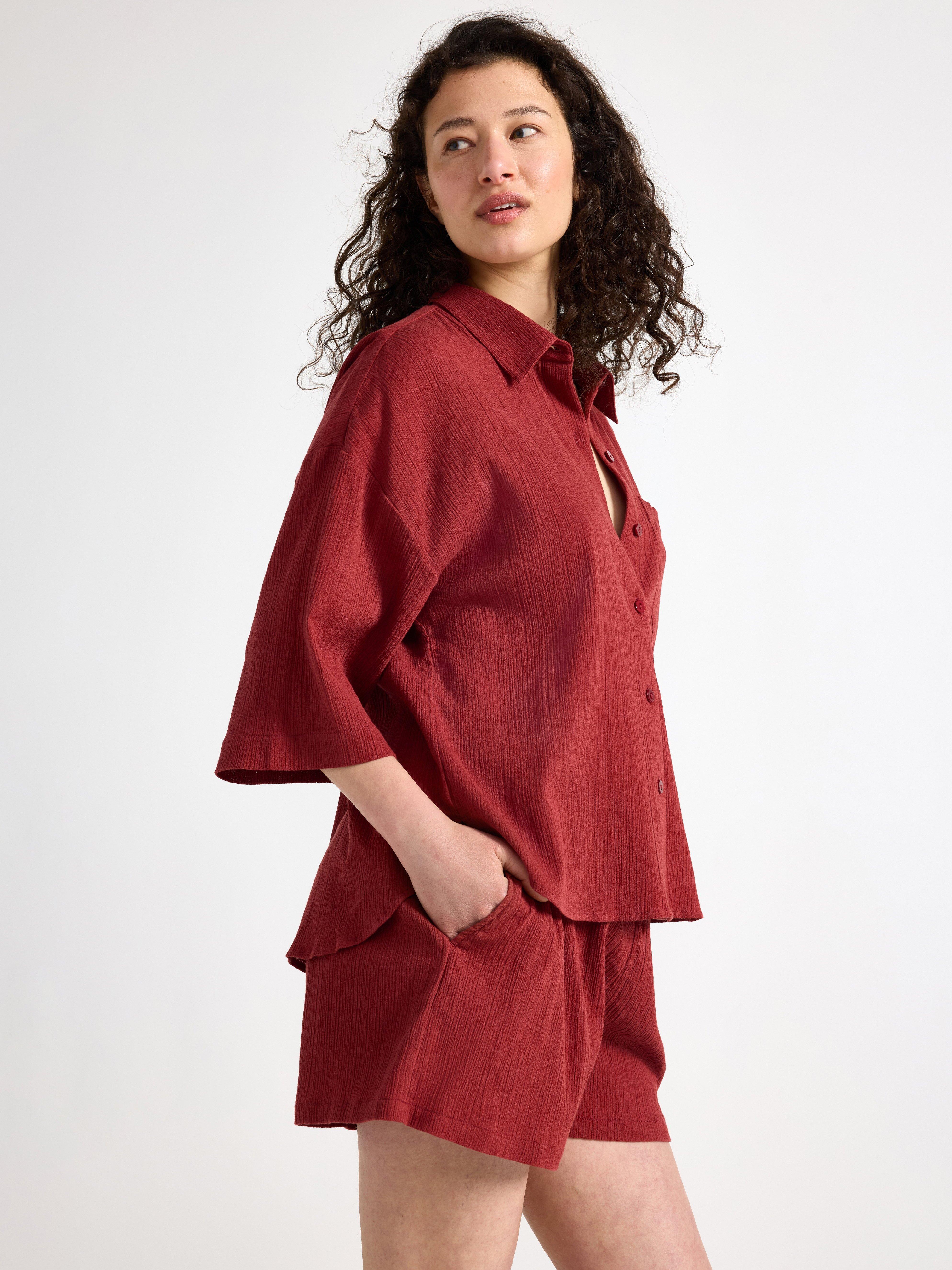 Camisa arrugada de manga corta color rojo empolvado
