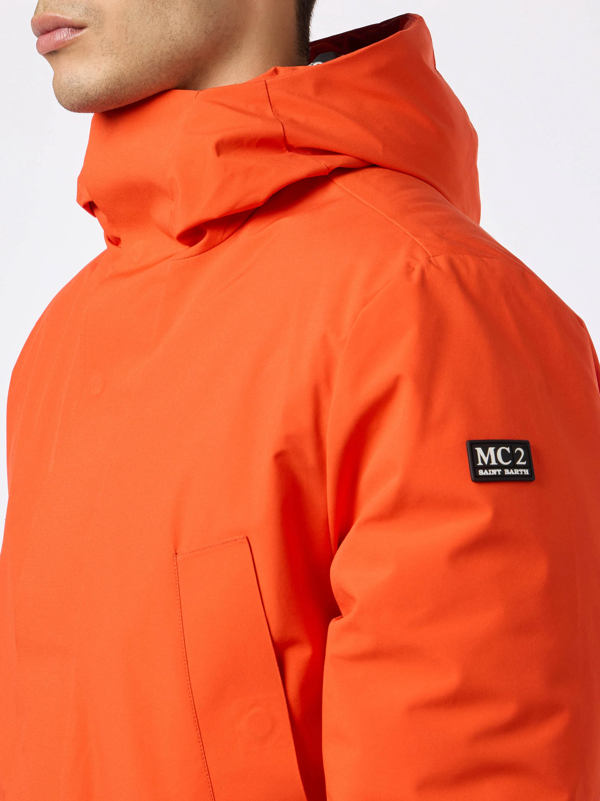 Oranje herenparka met capuchon en bandana-voering.