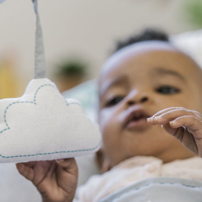 INGENUITY Transat bébé Nuages, Vibrations apaisantes, Arche d'éveil avec 2 peluches, Cale tête amovible, cadeau bébé