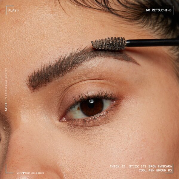 NYX Professional Makeup Thick It. Stick It! Vēsi pelnu brūnas uzacu skropstu tuša<br>