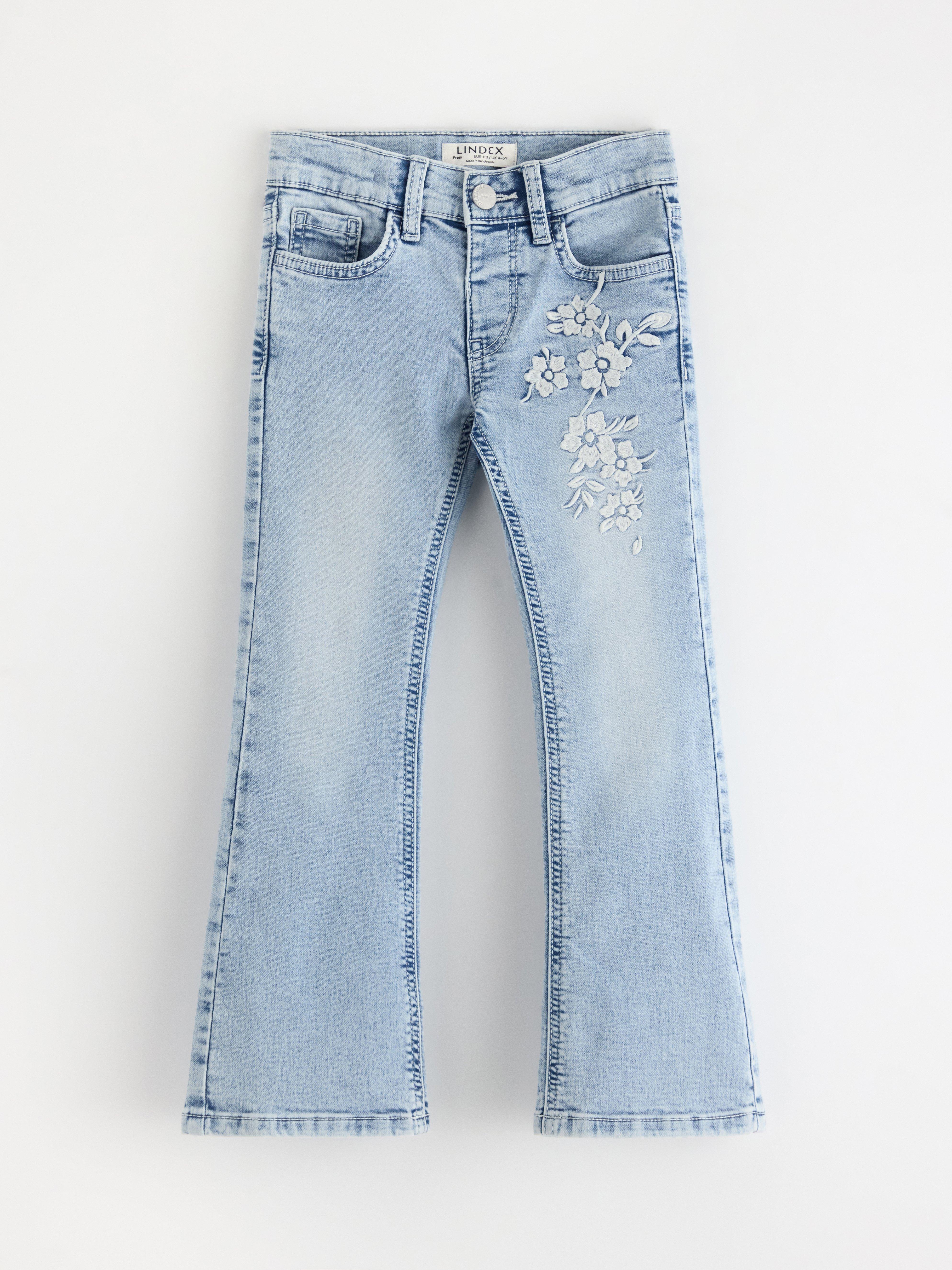 FREJA Jeans acampanados con bordados, mezclilla clara