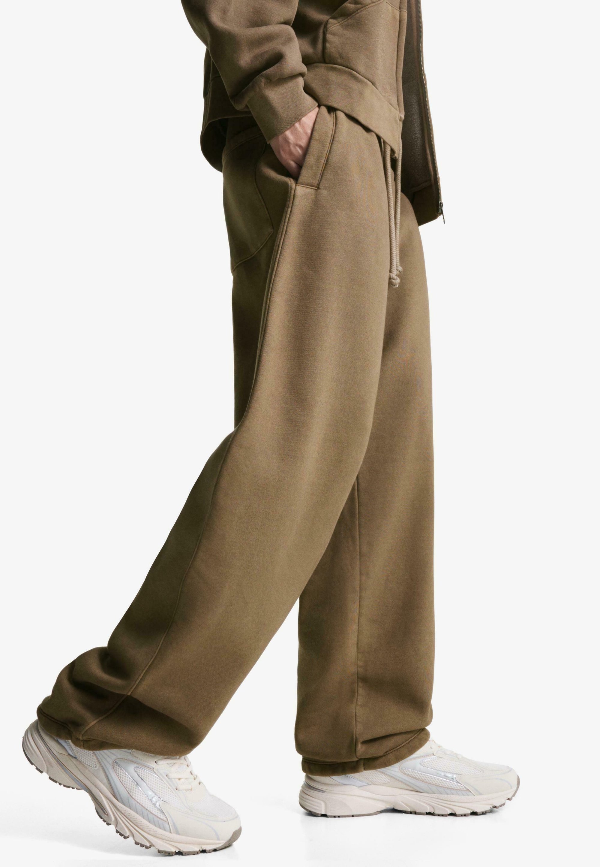 Bershka BALLOON - Pantaloni della tuta - marrone scuro