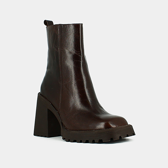 Bottines à semelles crantées et bouts carrés  en cuir marron