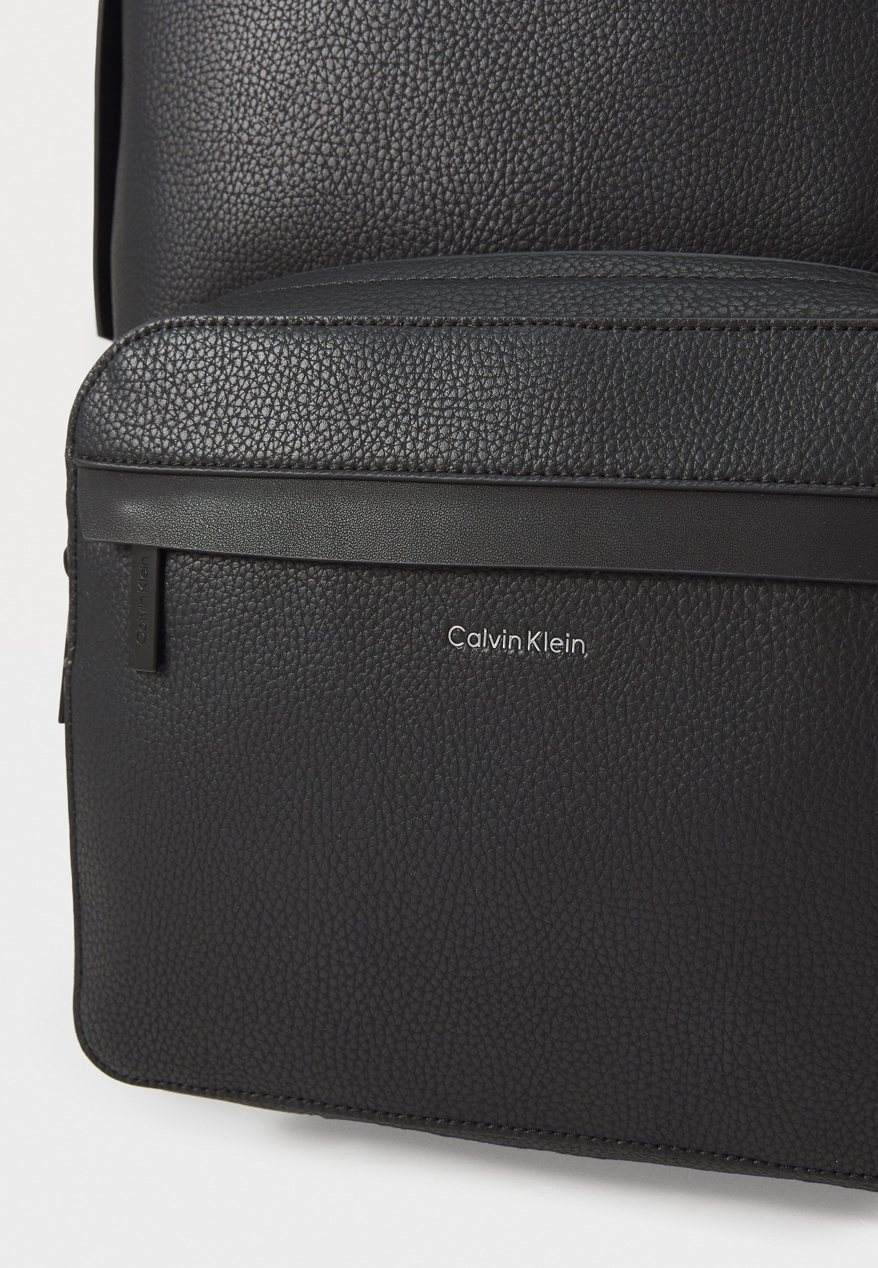 Calvin Klein MUST ROUND BACKPACK - Batoh - black