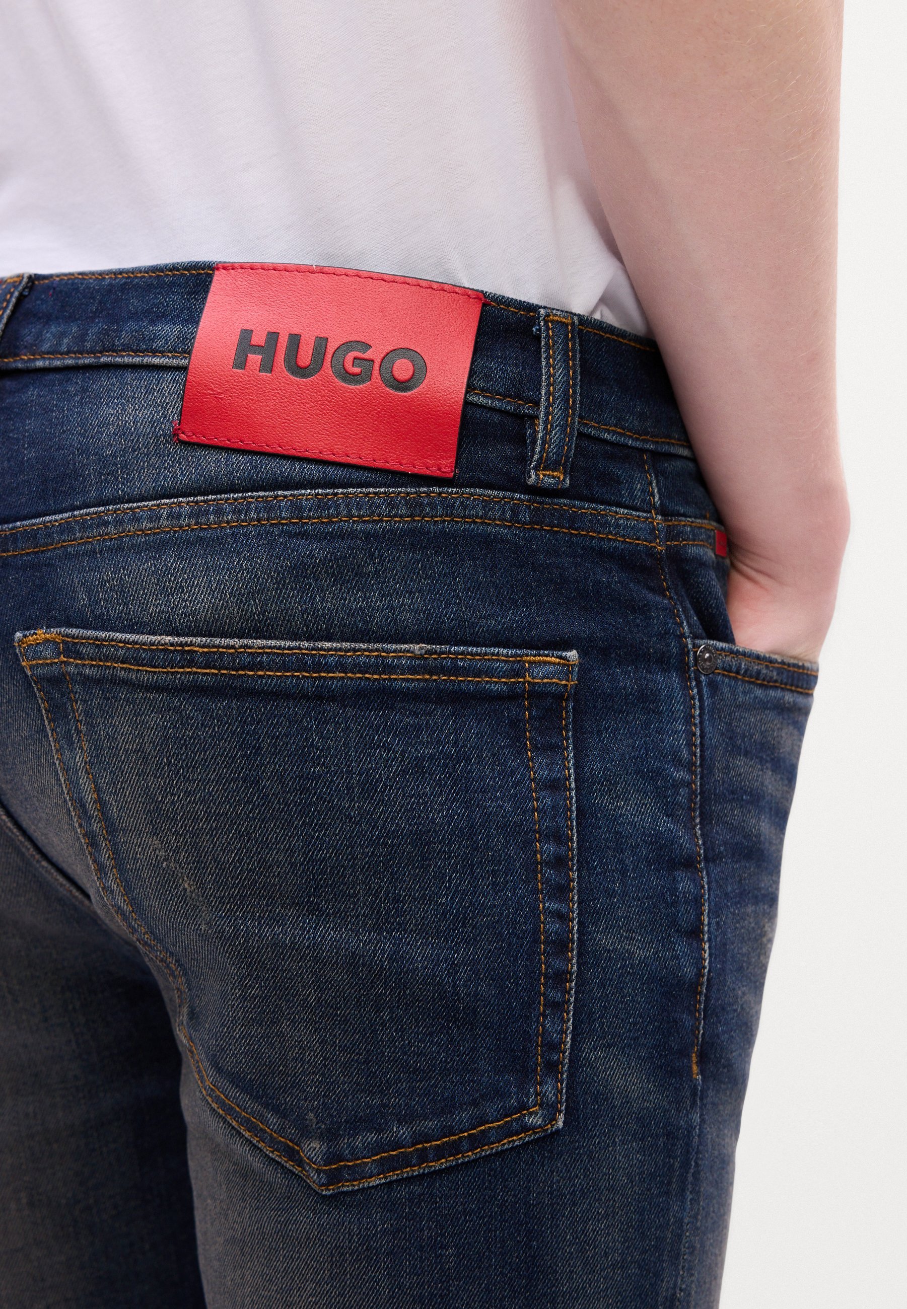Jeansy HUGO Slim fit - średni niebieski