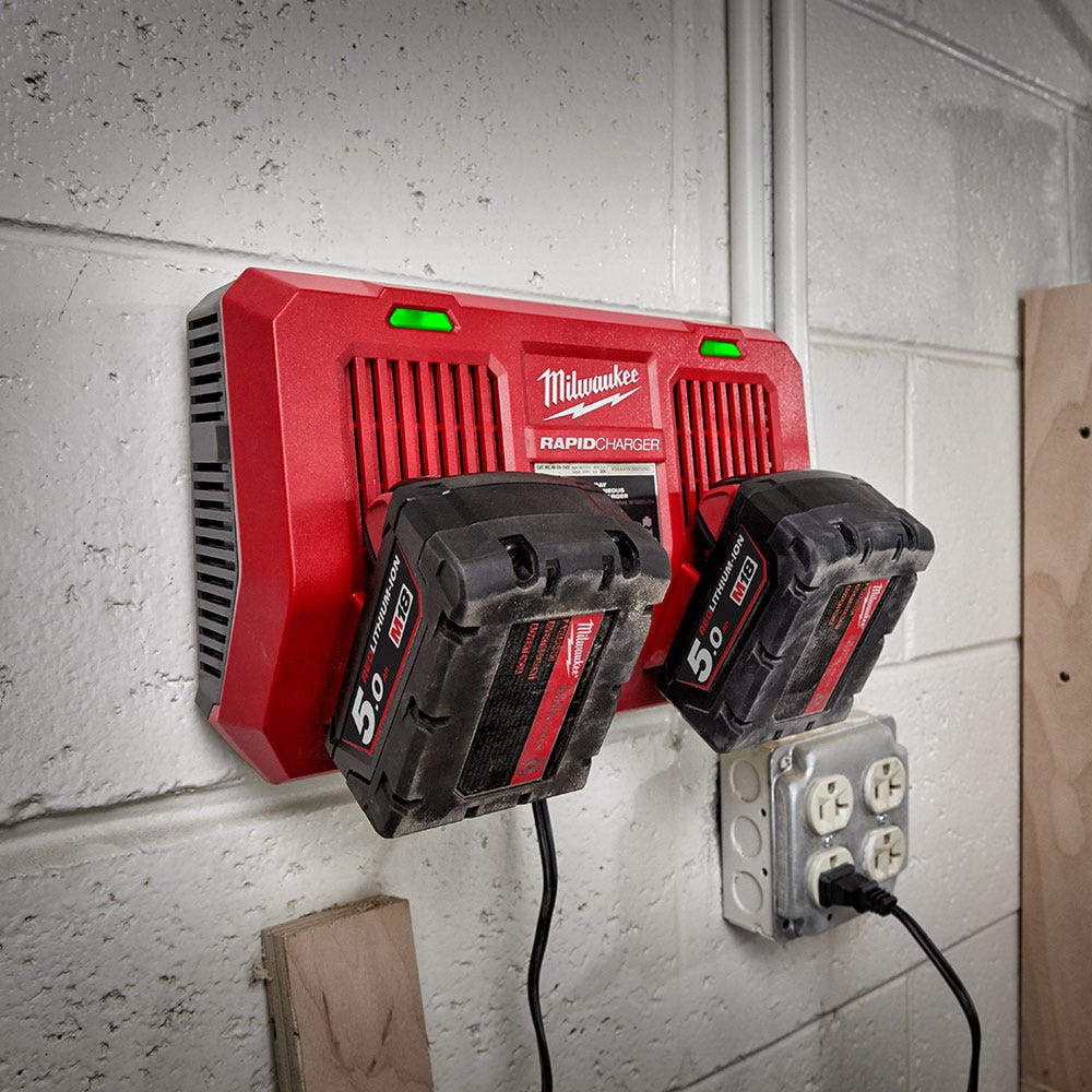 Carregador rápido Milwaukee de 18V com duas baias, carregamento simultâneo M18DFC