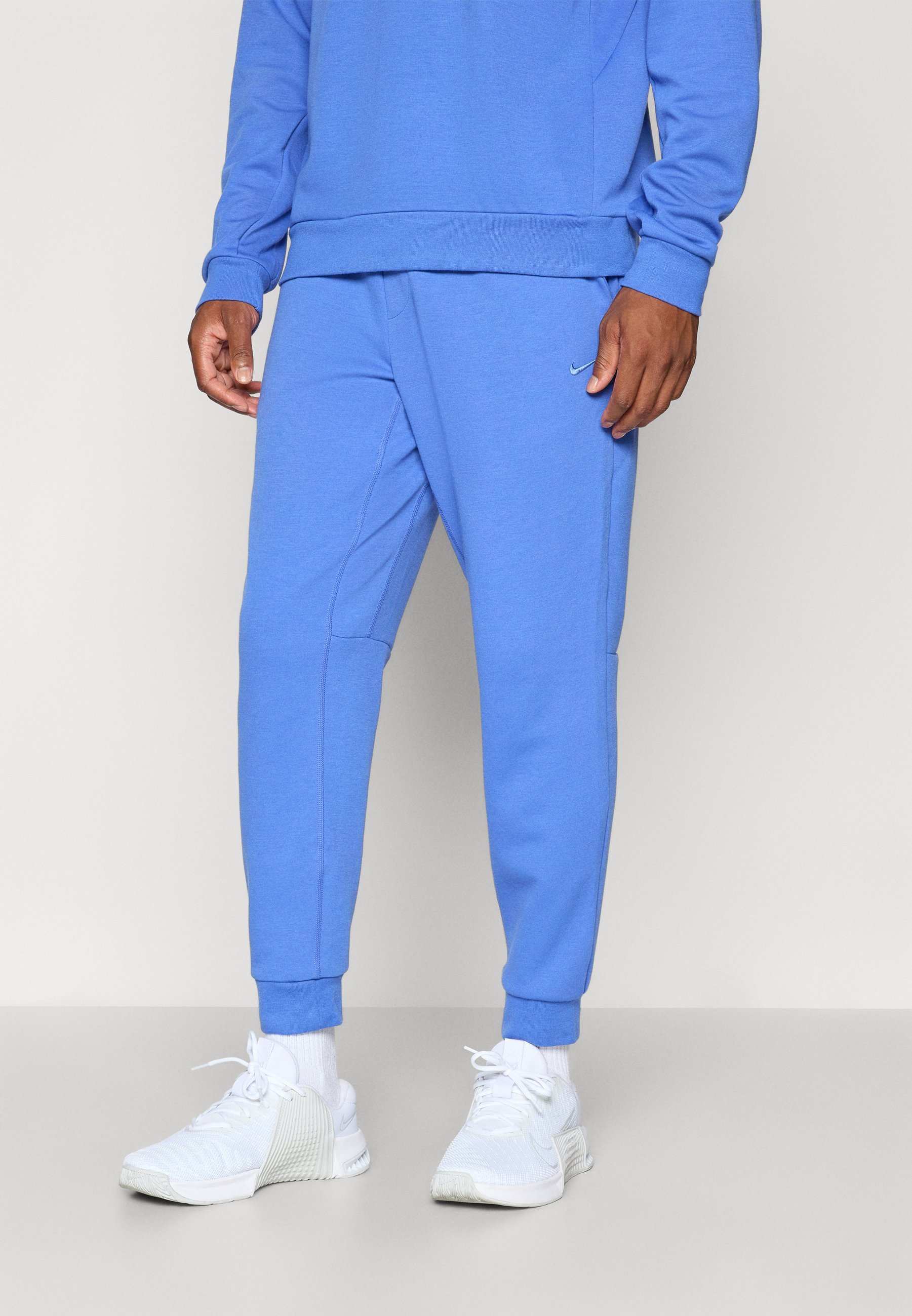 Spodnie dresowe Nike Performance PRIMARY JOGGER PANT - Kometa w kolorze niebieskim