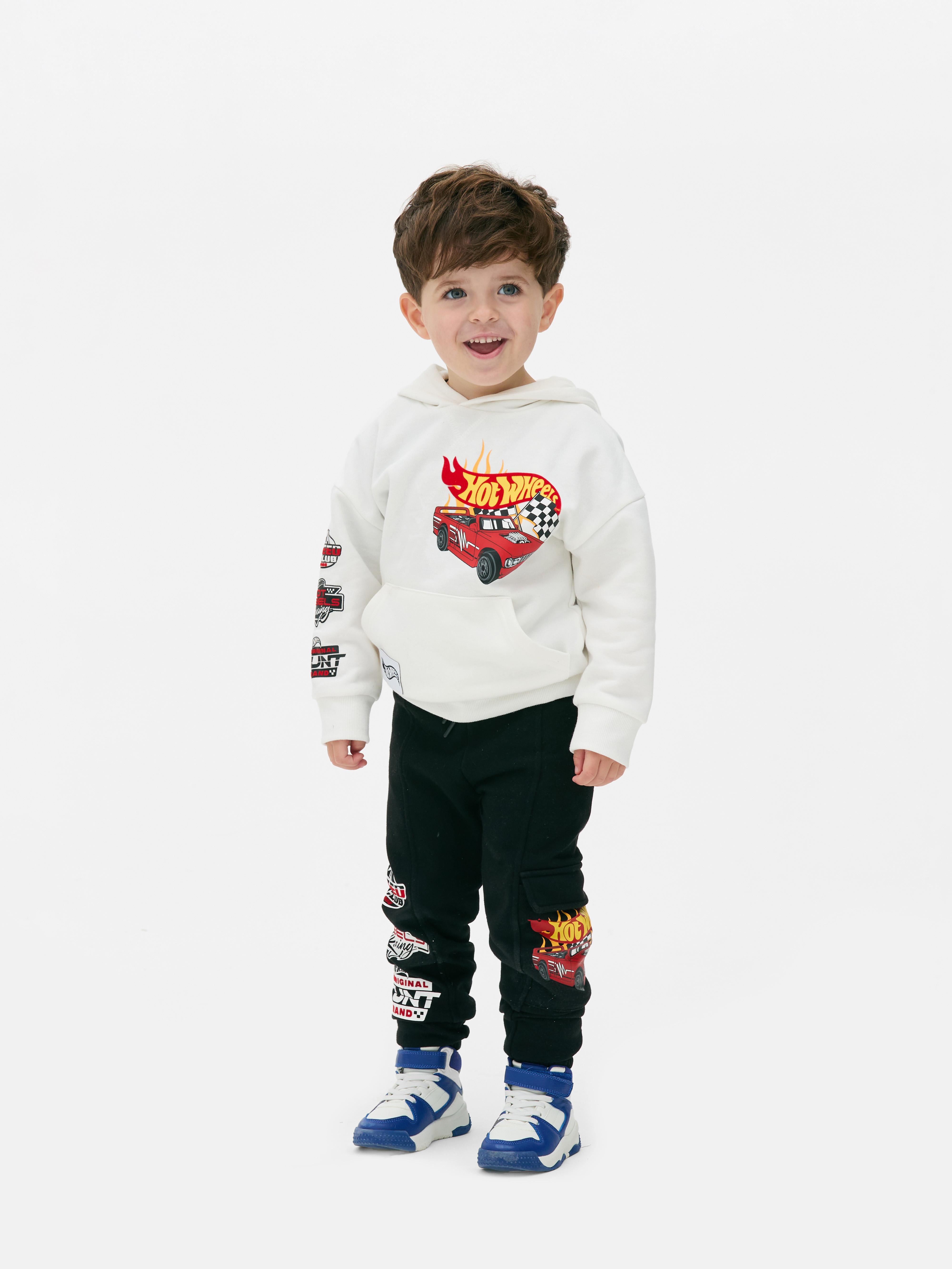 Φόρμα με στάμπα Hot Wheels. Φόρμα με κορδόνι, ριγέ, λάστιχο στη μέση και στάμπα Hot Wheels.