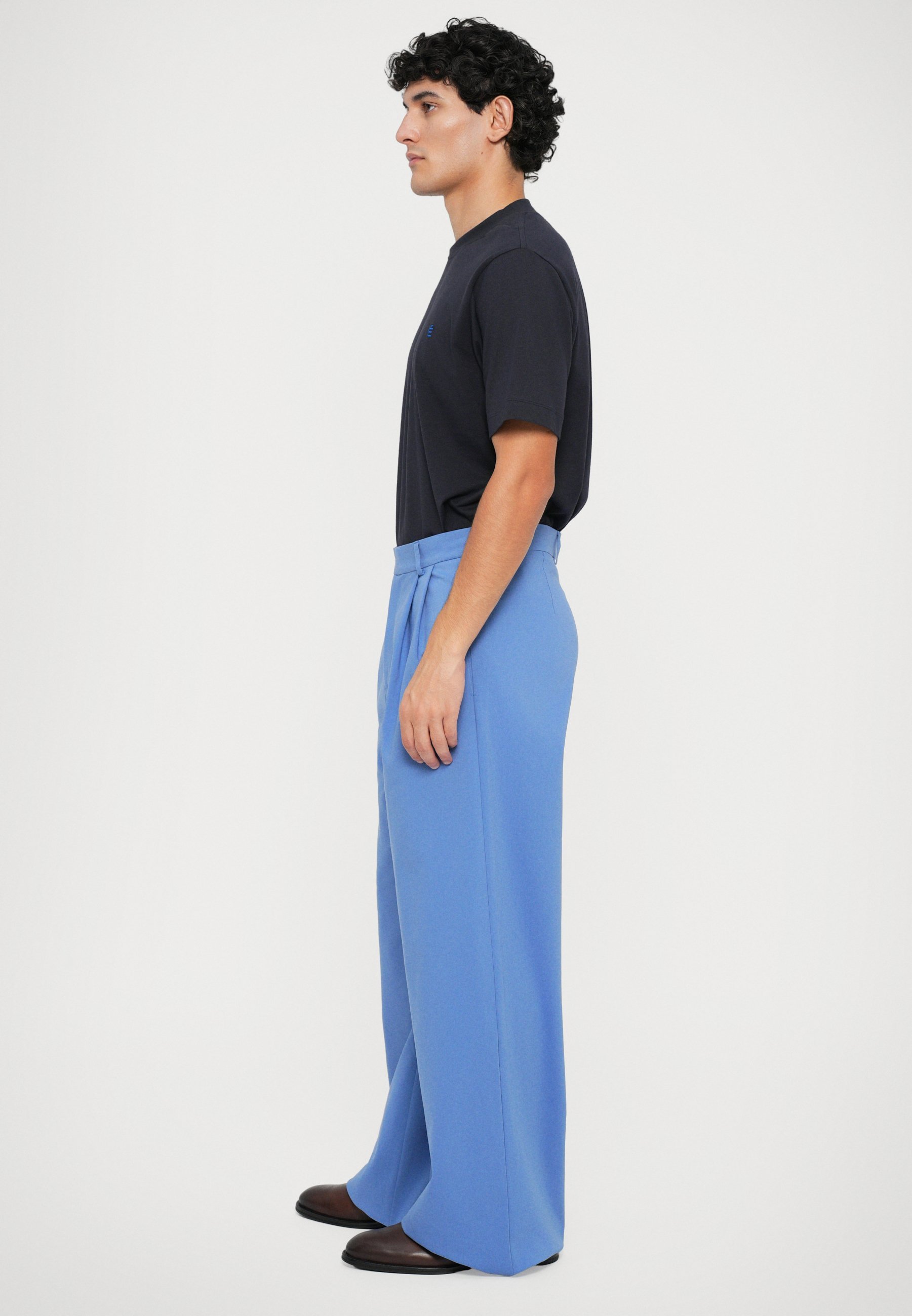 Pantaloni Essential Collective a gamba ultra larga con pieghe - blu