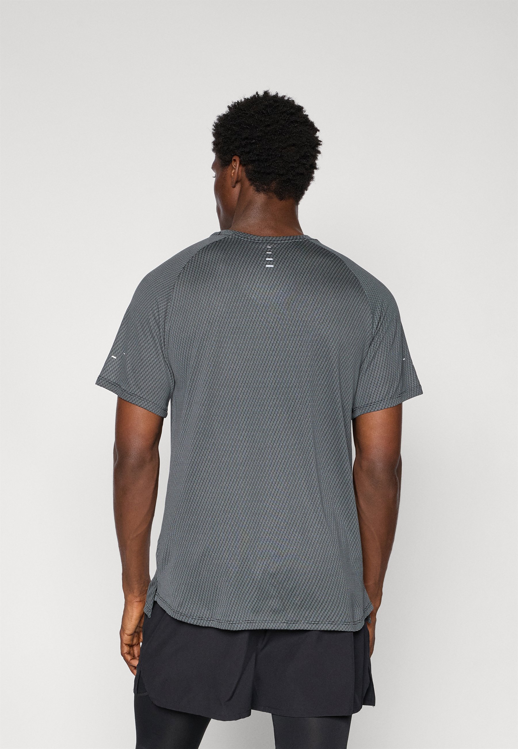 Nike Performance STRIDE - Sport T-shirt - zwart/reflecterend zilverkleurig