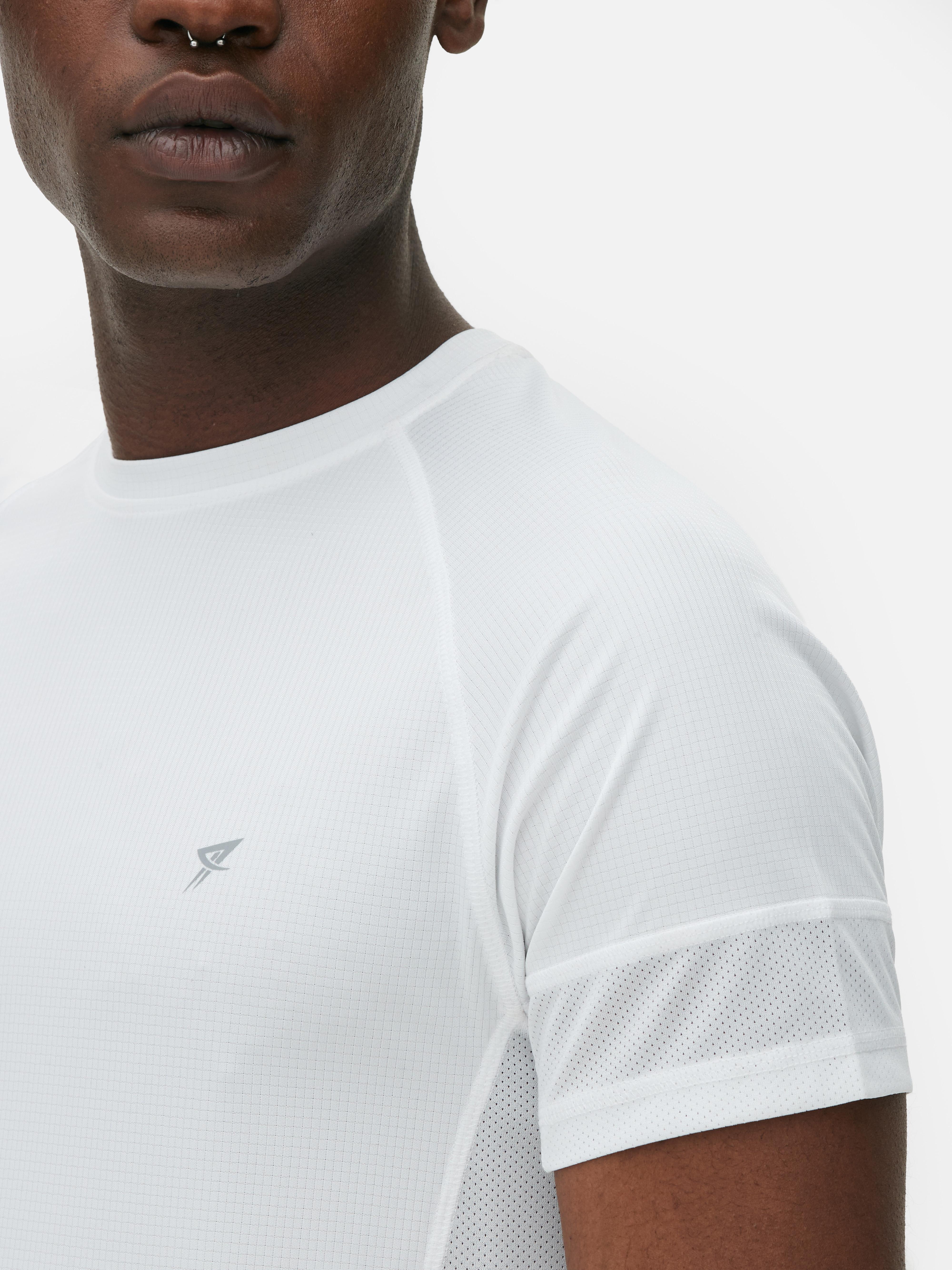 Tricou sport cu mânecă scurtă Extinde-ți colecția de articole sportive cu acest tricou cu guler rotund, mâneci scurte și logo reflectorizant