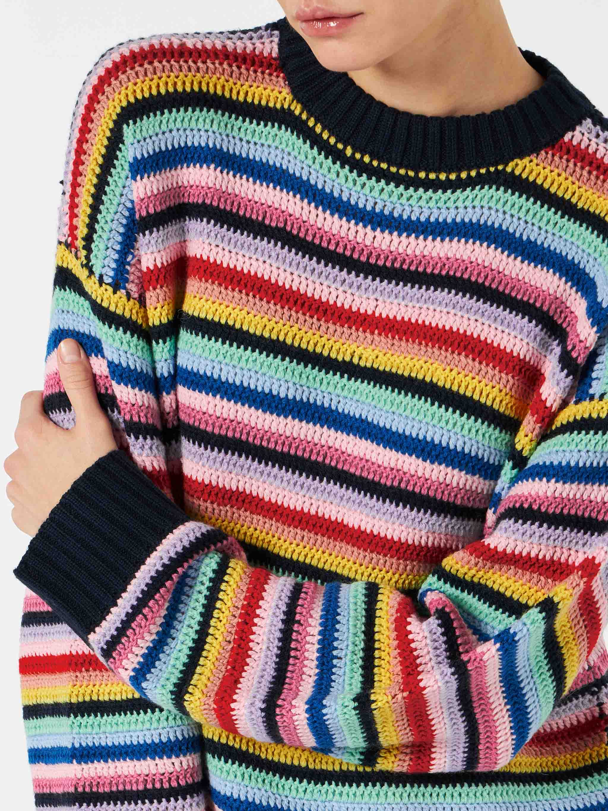 Maglione da donna all'uncinetto a righe multicolore