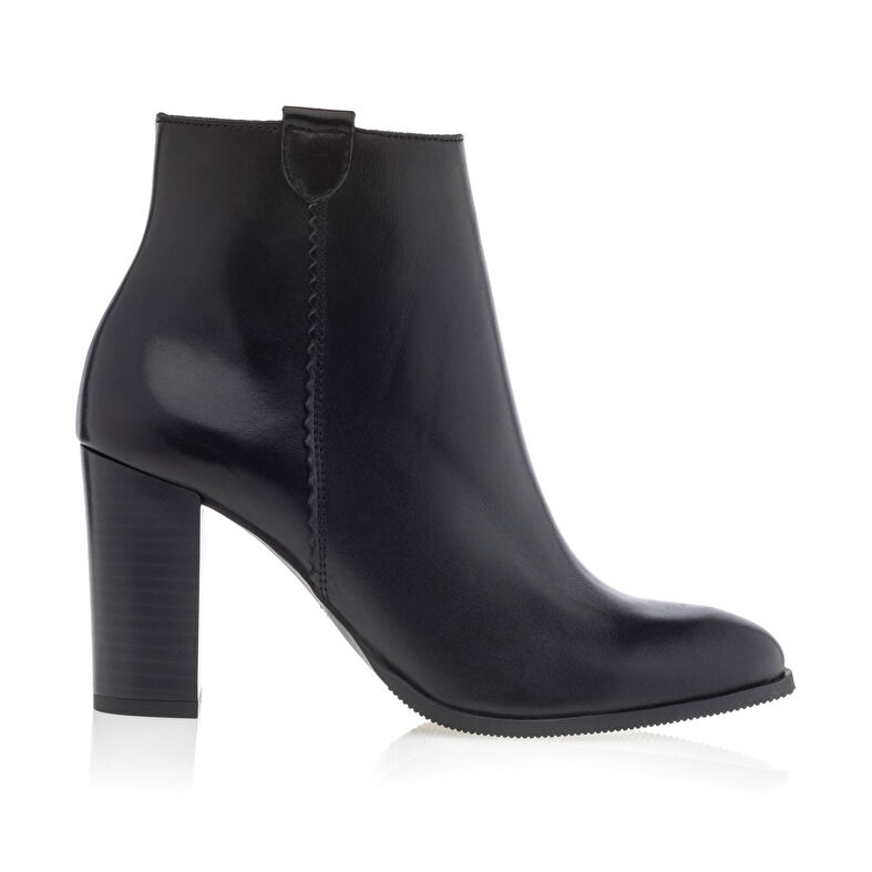 Schwarze Damenstiefel / Stiefeletten