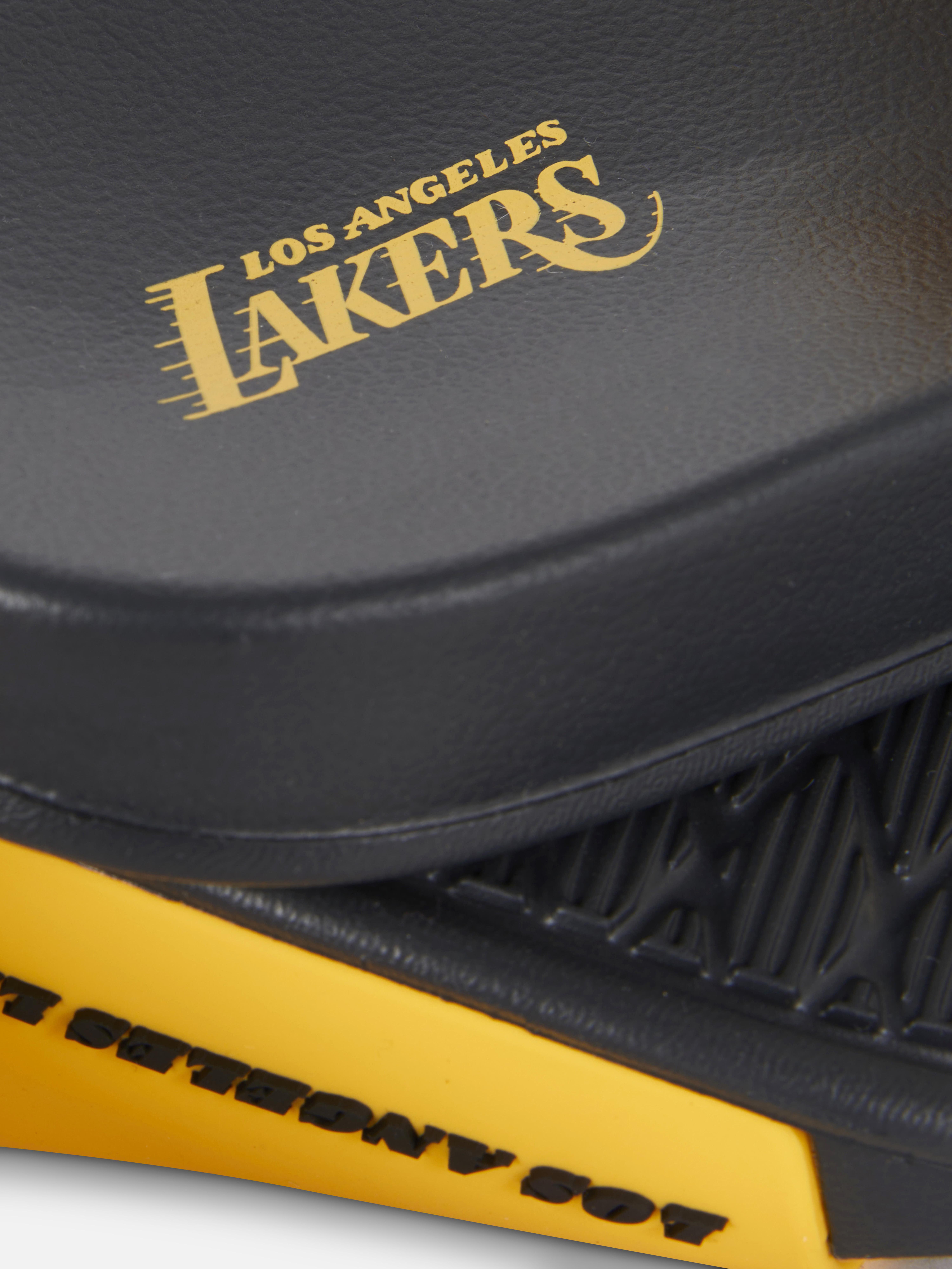 Ciabatte NBA Los Angeles Lakers Un paio di ciabatte classiche con plantare sagomato e cinturino largo con stemma dei Lakers